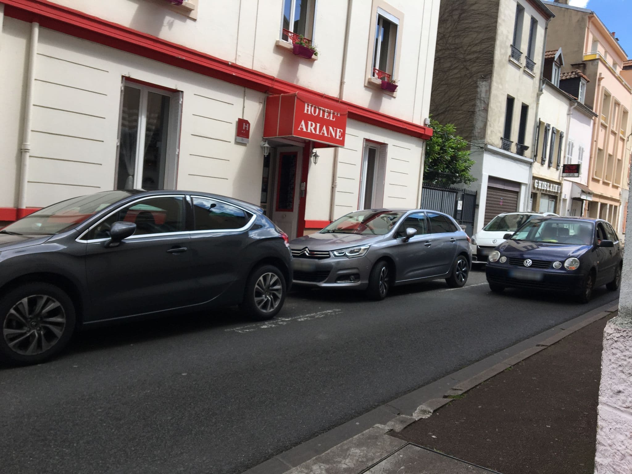 Street view near Hôtel Ariane, Vichy — © zimmy (CC BY-SA · Mapillary)