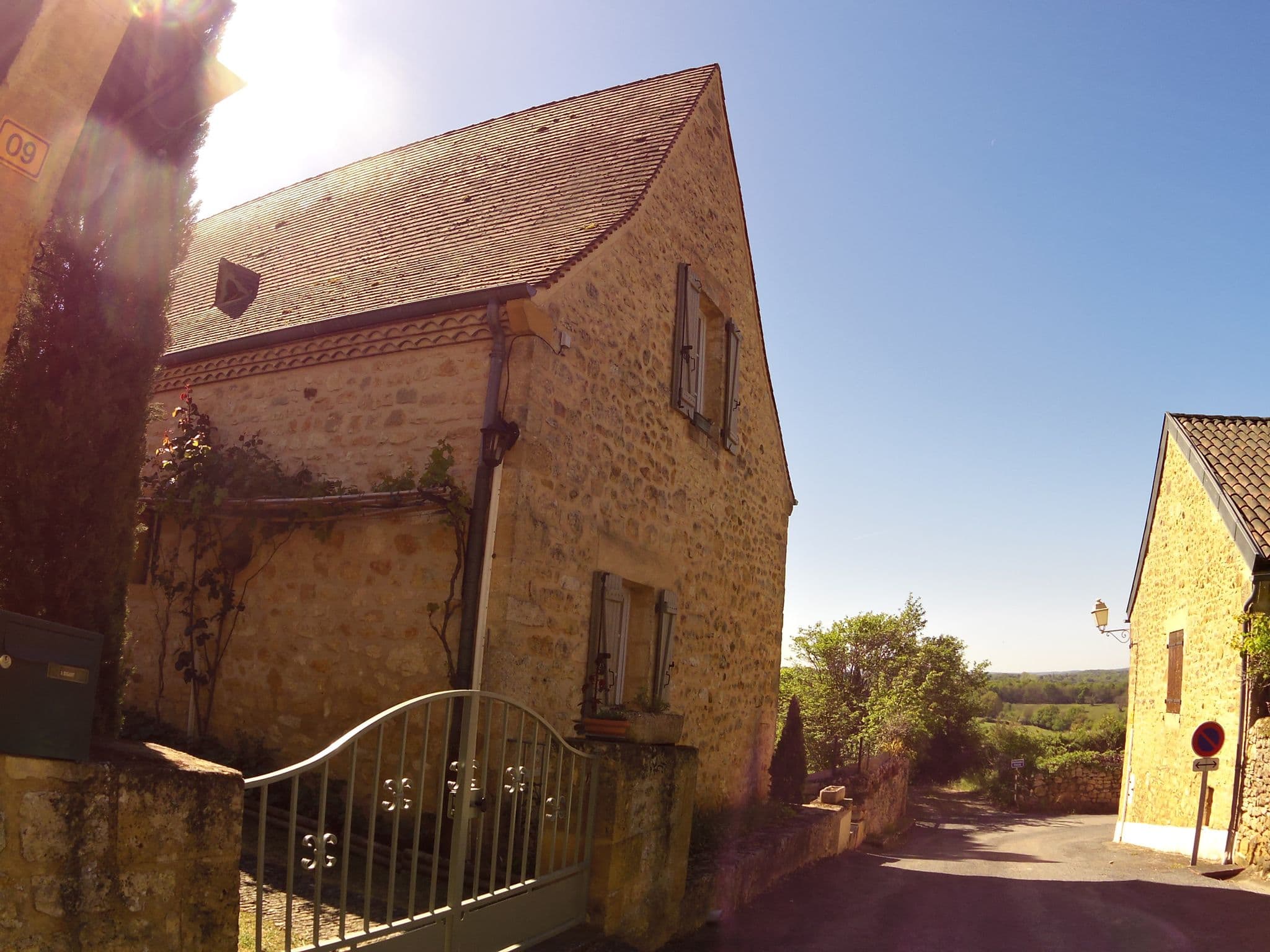 Street view near Maison dans la cité médiévale de Domme, Domme — © zors1843 (CC BY-SA · Mapillary)