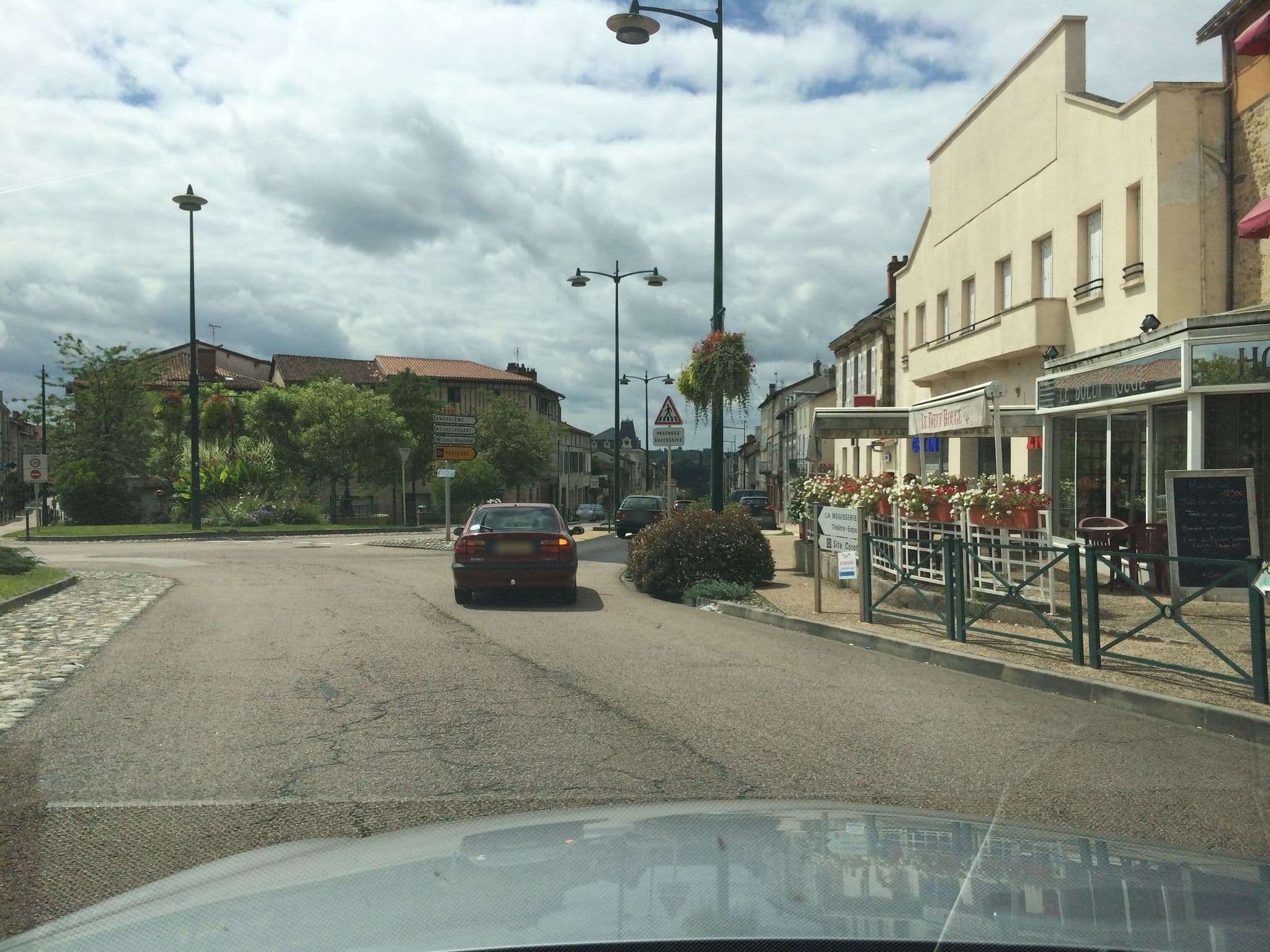 Street view near The Originals City, Hôtel Le Boeuf Rouge, Saint-Junien (Inter-Hotel), Saint-Junien — © julianlb (CC BY-SA · Mapillary)