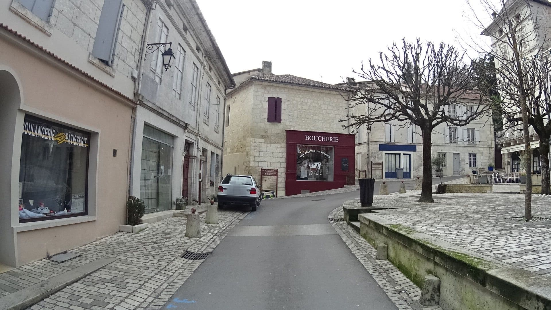 Street view near Hôtel de France d'Aubeterre, Saint-Aulaye — © vincentrando24 (CC BY-SA · Mapillary)