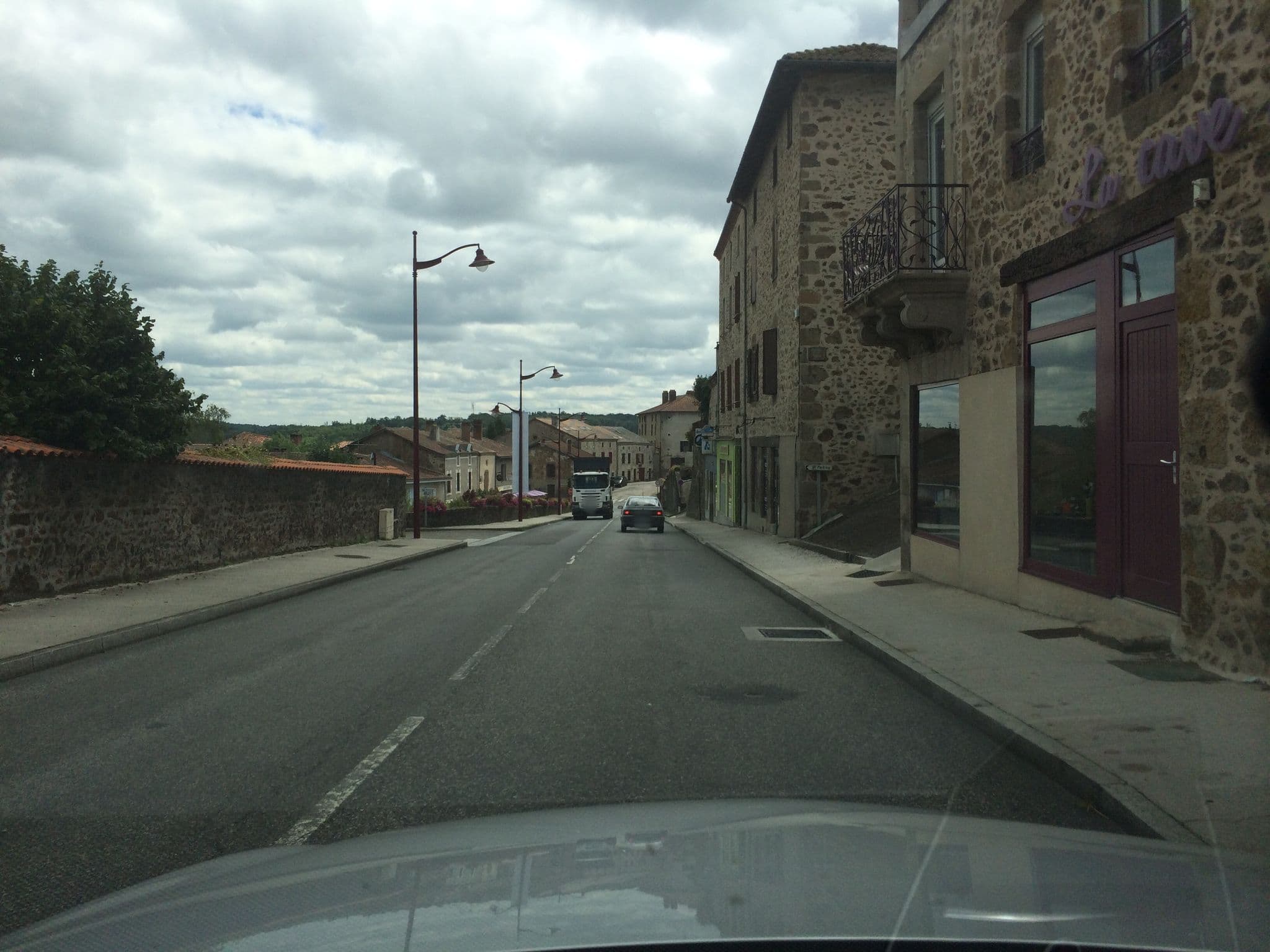 Street view near La Grenouille Joyeuse, Rochechouart — © julianlb (CC BY-SA · Mapillary)