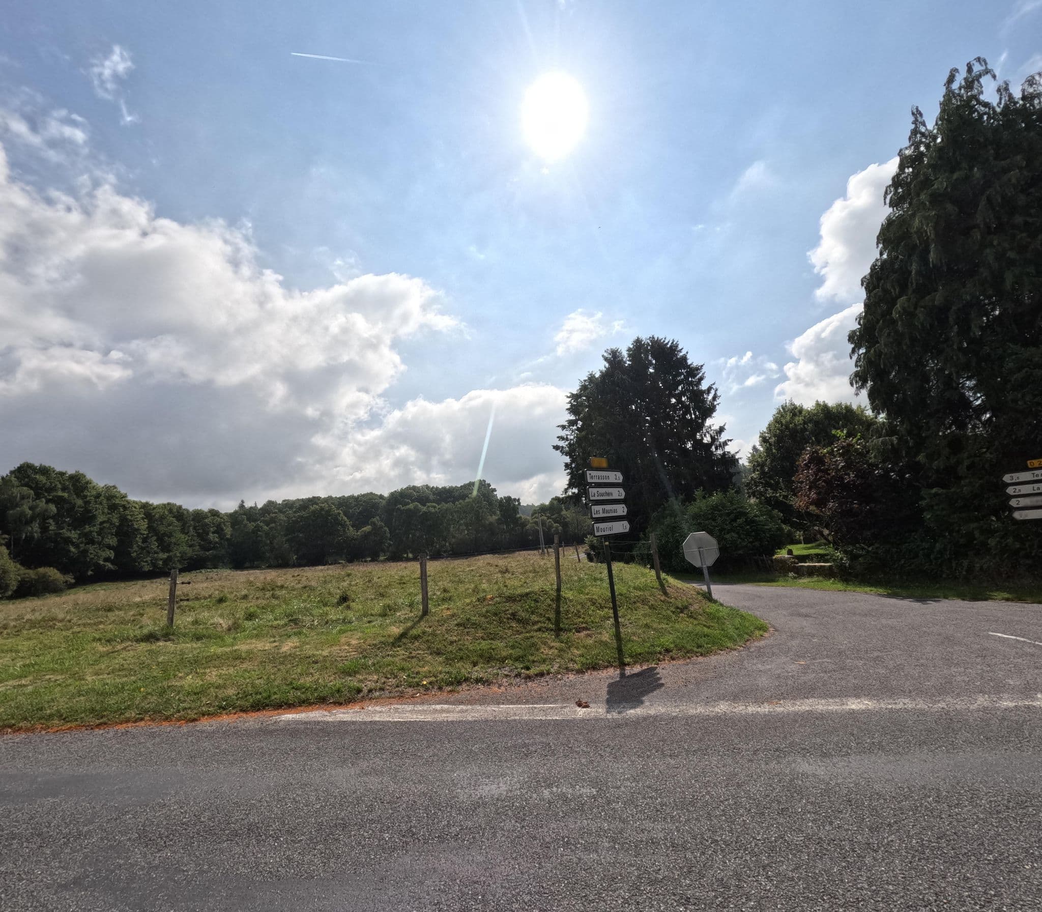 Street view near Mouriol Chambres d'Hotes, Saint-Mathieu — © valentinb (CC BY-SA · Mapillary)