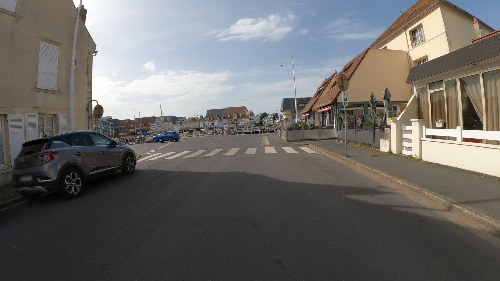 Street view near L'R Du Port, Courseulles-sur-Mer — © Nzau (CC BY-SA · Mapillary)