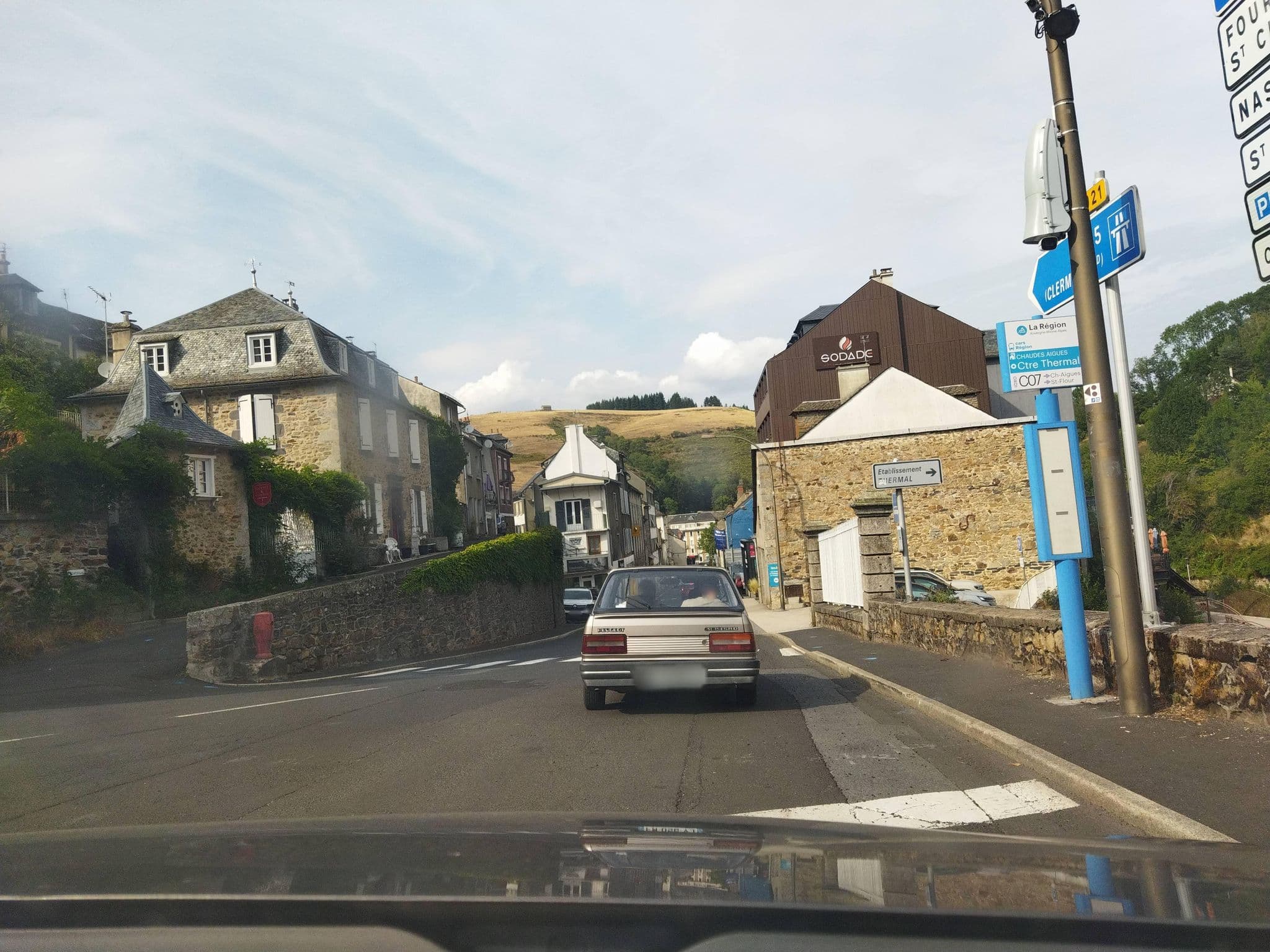 Street view near Brit Hotel du Ban - Chaudes Aigues, Chaudes-Aigues — © QLFM (CC BY-SA · Mapillary)
