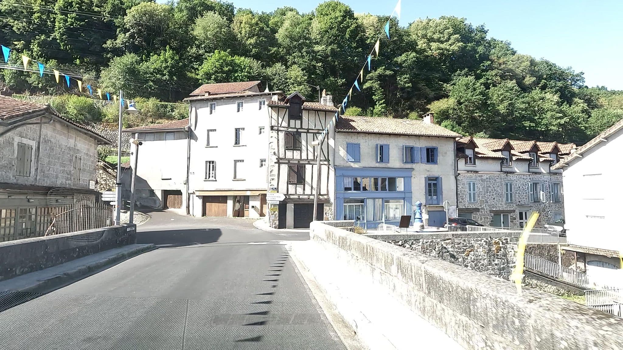 Street view near Hôtel de l'Etoile, Laroquebrou — © vinisa (CC BY-SA · Mapillary)