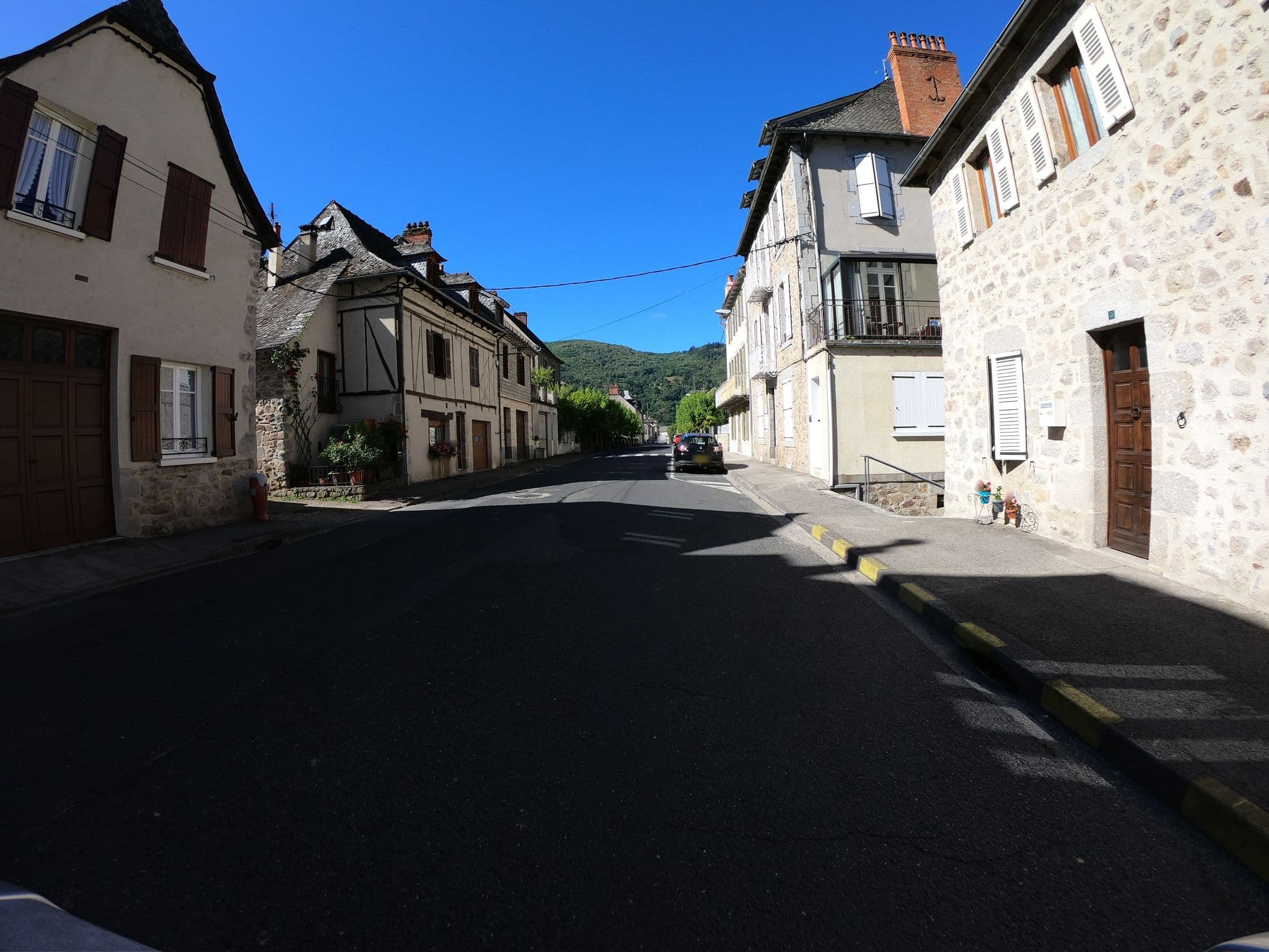 Street view near Hôtel Restaurant des Deux Vallées, Entraygues-sur-Truyère — © joostjakob (CC BY-SA · Mapillary)