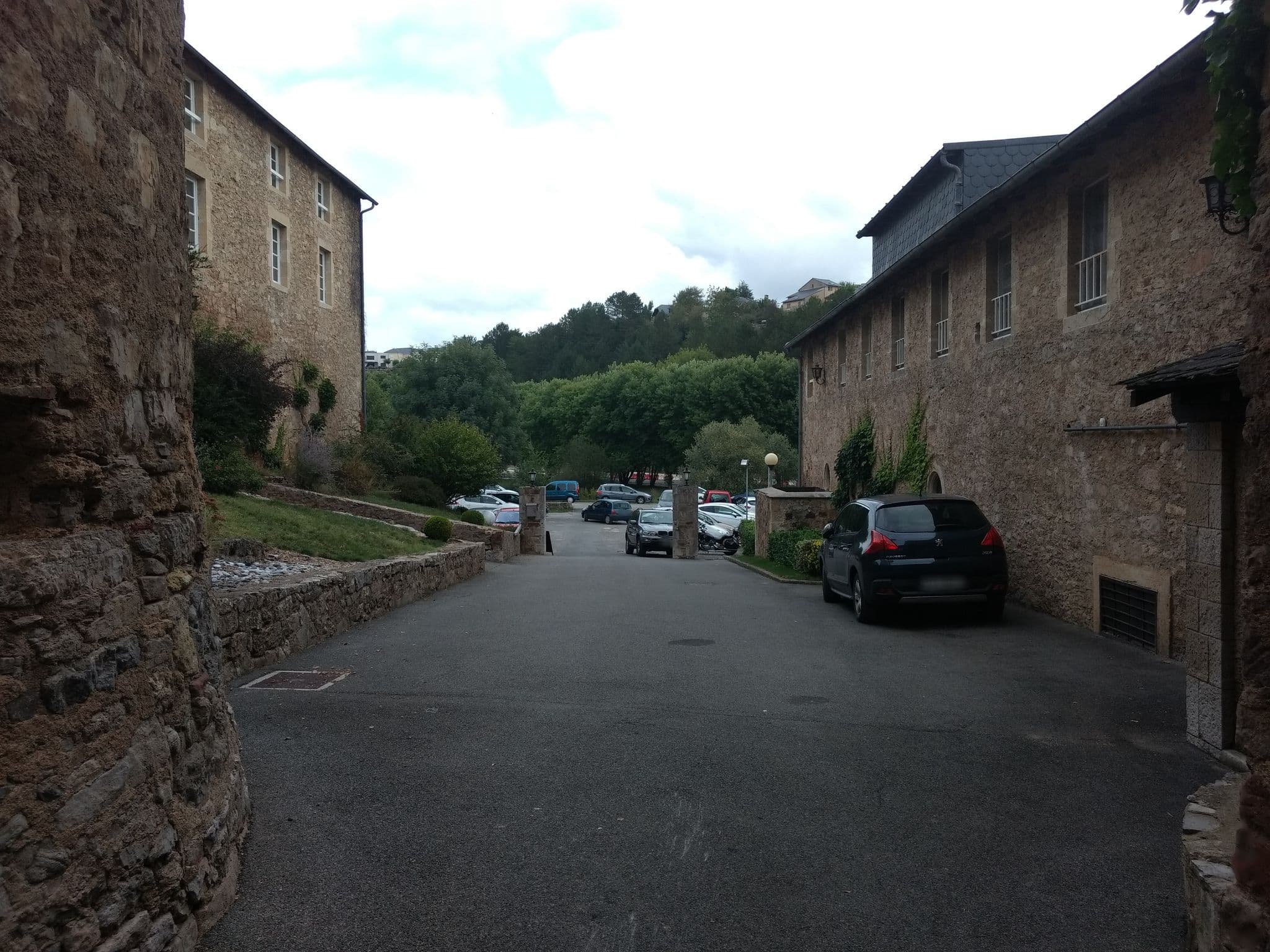 Street view near Hostellerie De Fontanges, Rodez — © yod4z (CC BY-SA · Mapillary)