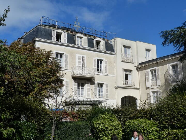 Royal Hôtel Saint Mart (via Wikimedia Commons, CC BY 4.0)