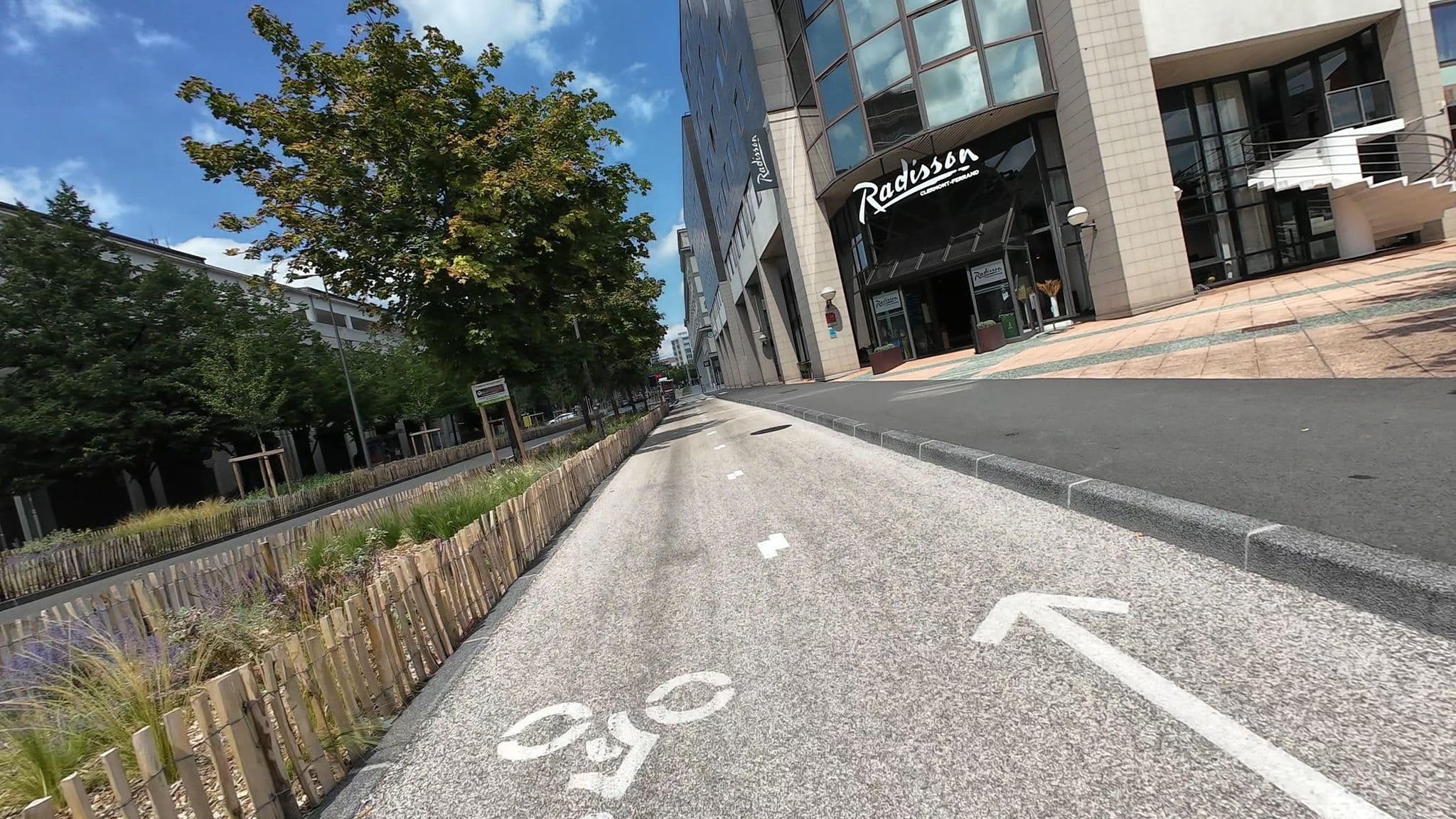 Street view near Kyriad Prestige Clermont Ferrand, Clermont-Ferrand — © user-3965077544 (CC BY-SA · Mapillary)