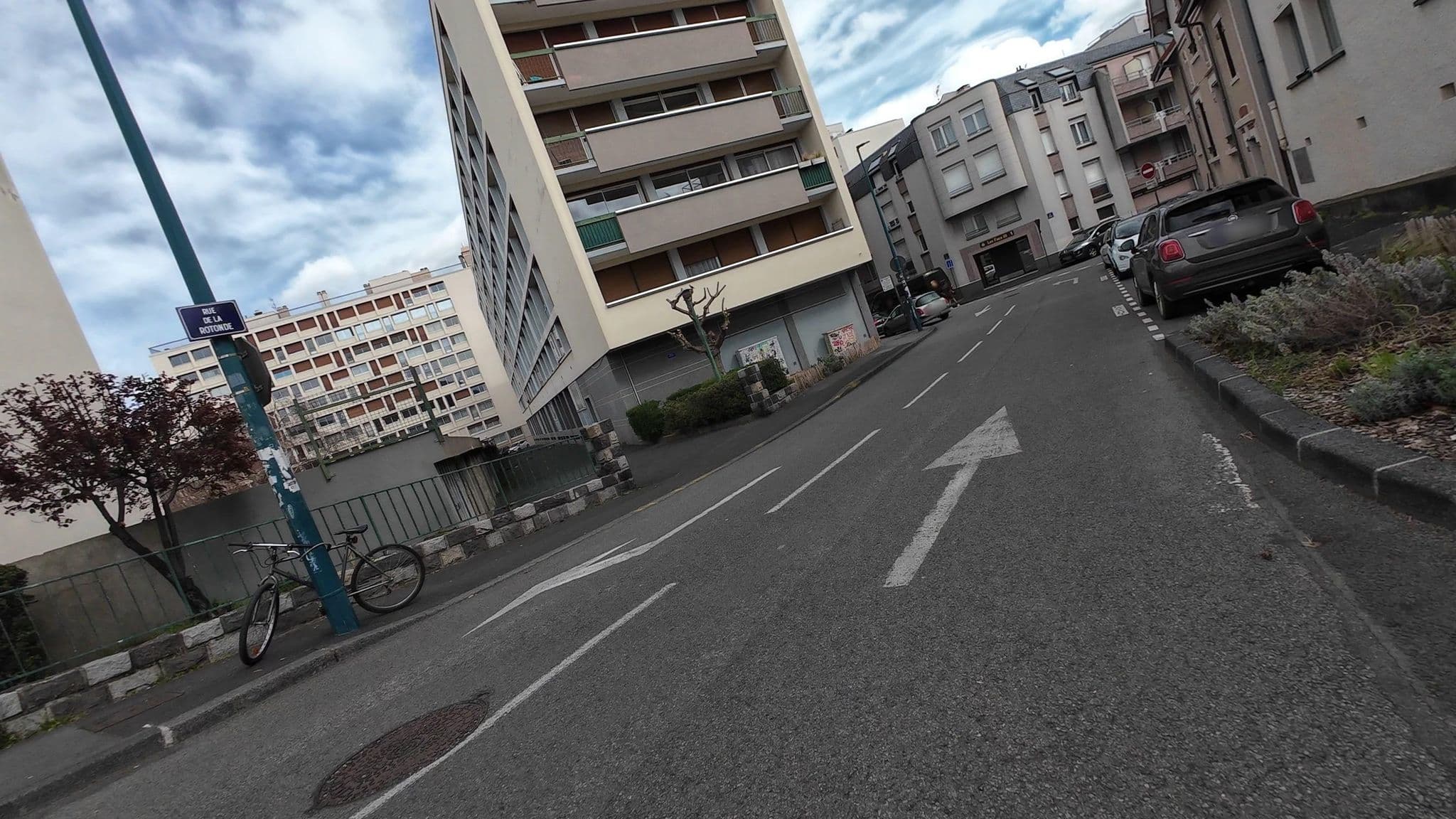Street view near P'tit Dej Hôtel Clermont Centre, Clermont-Ferrand — © user-3965077544 (CC BY-SA · Mapillary)