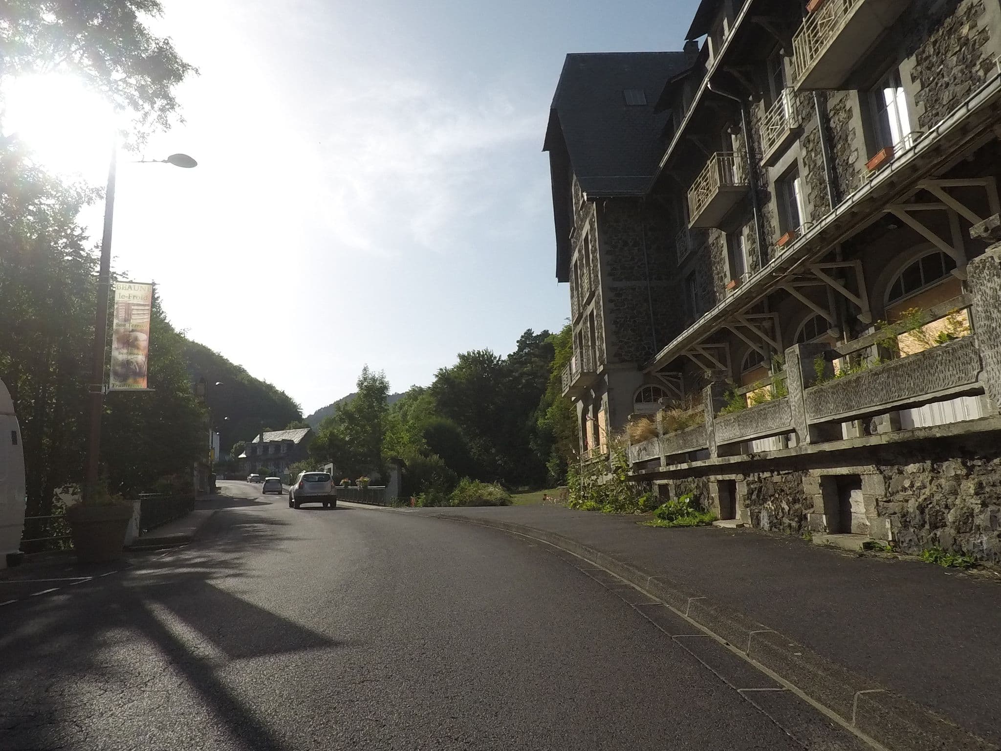 Street view near Hôtel des Pins, Besse-et-Saint-Anastaise — © xdu (CC BY-SA · Mapillary)