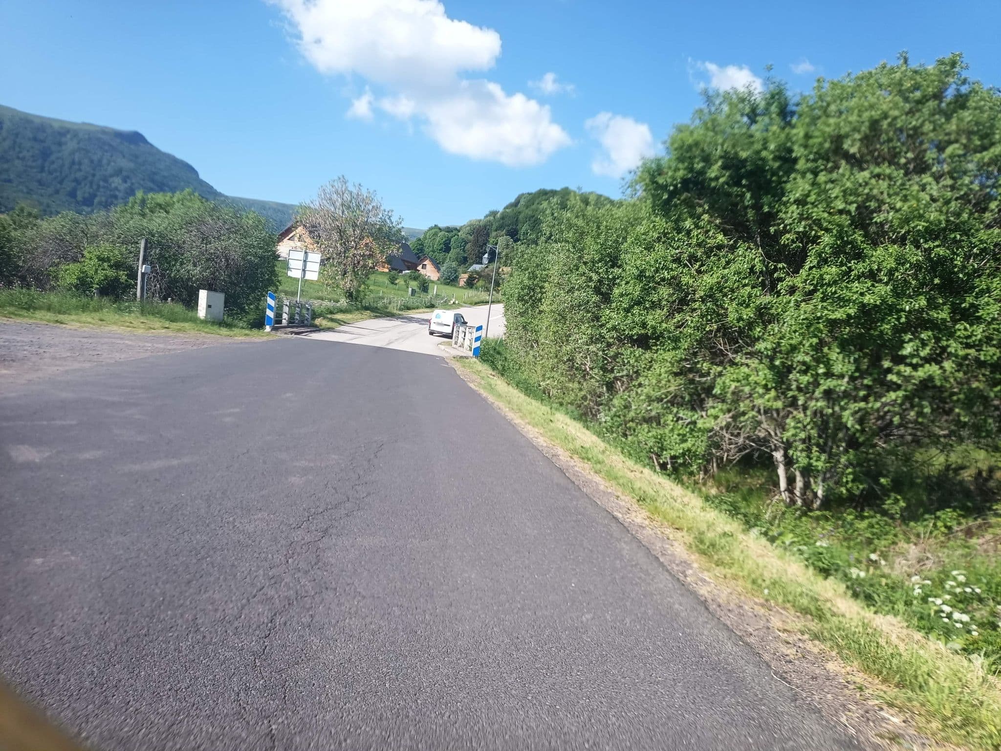 Street view near Le Monne, Mont-Dore — © connermacleod69 (CC BY-SA · Mapillary)