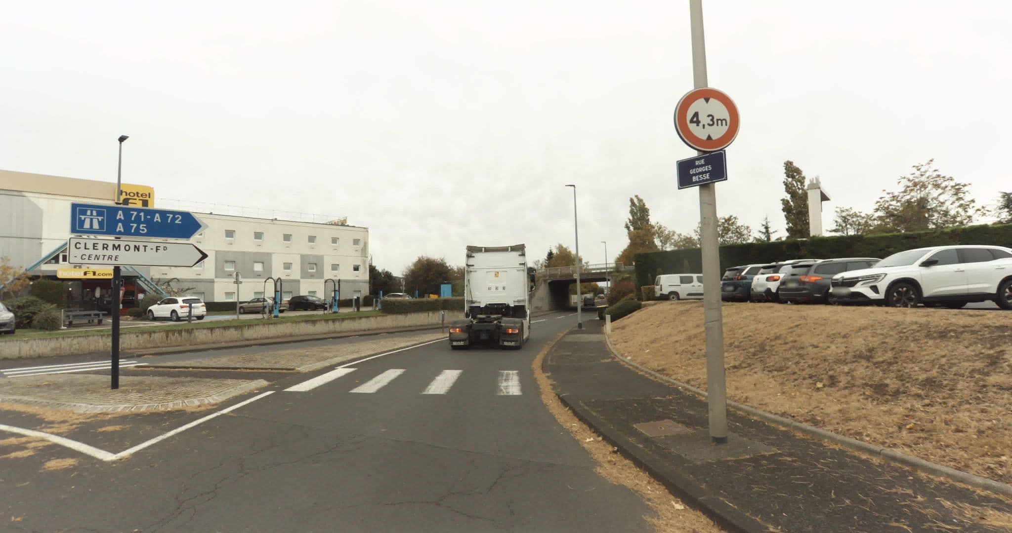 Street view near Kyriad, Aulnat — © sogefi (CC BY-SA · Mapillary)