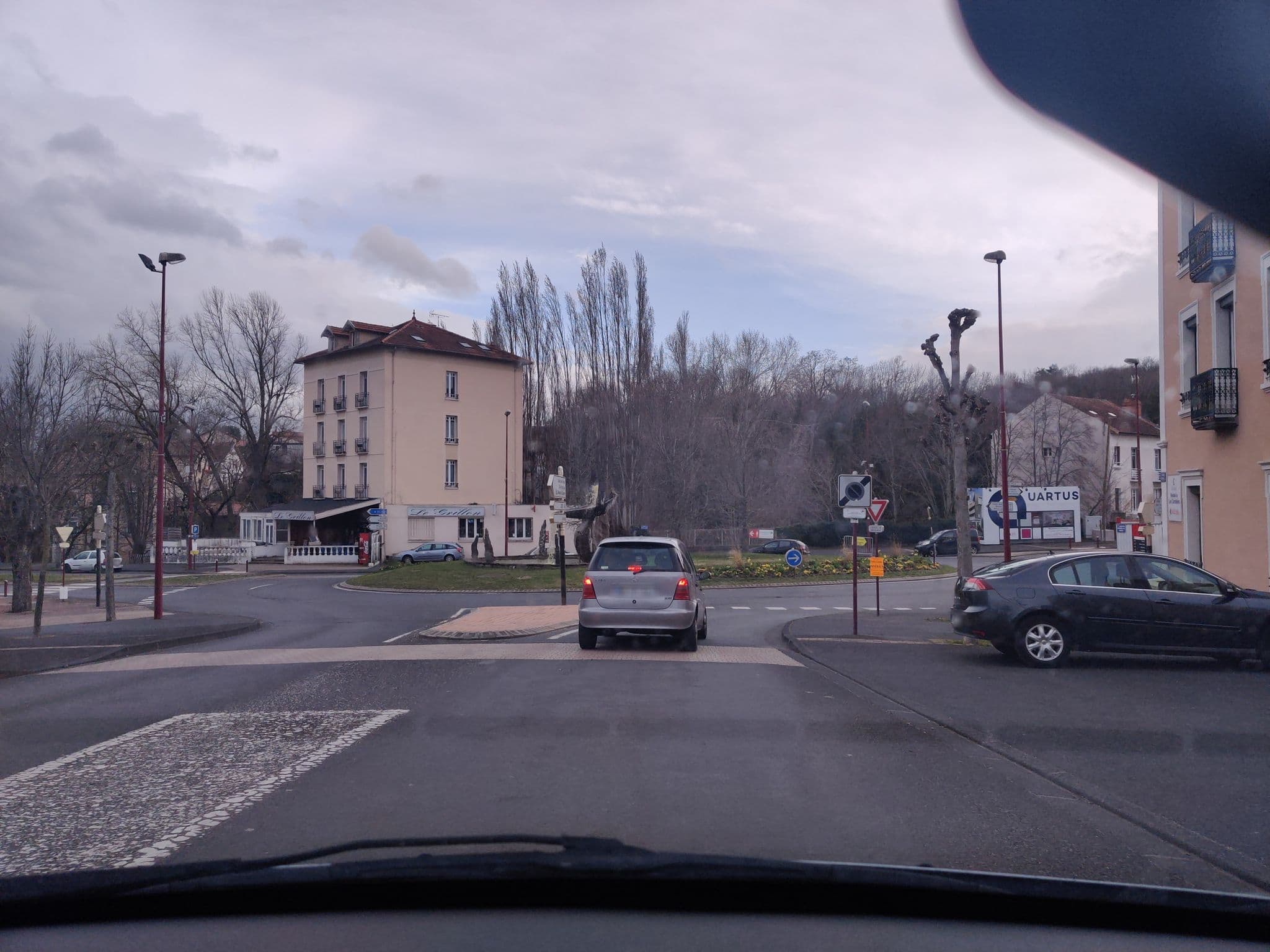 Street view near Résidence les Candélies, Châtel-Guyon — © dereins (CC BY-SA · Mapillary)