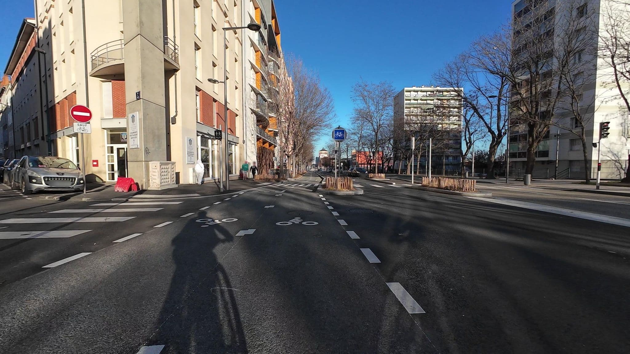 Street view near Foyer Jeunes Travailleurs le Phare, Clermont-Ferrand — © user-3965077544 (CC BY-SA · Mapillary)