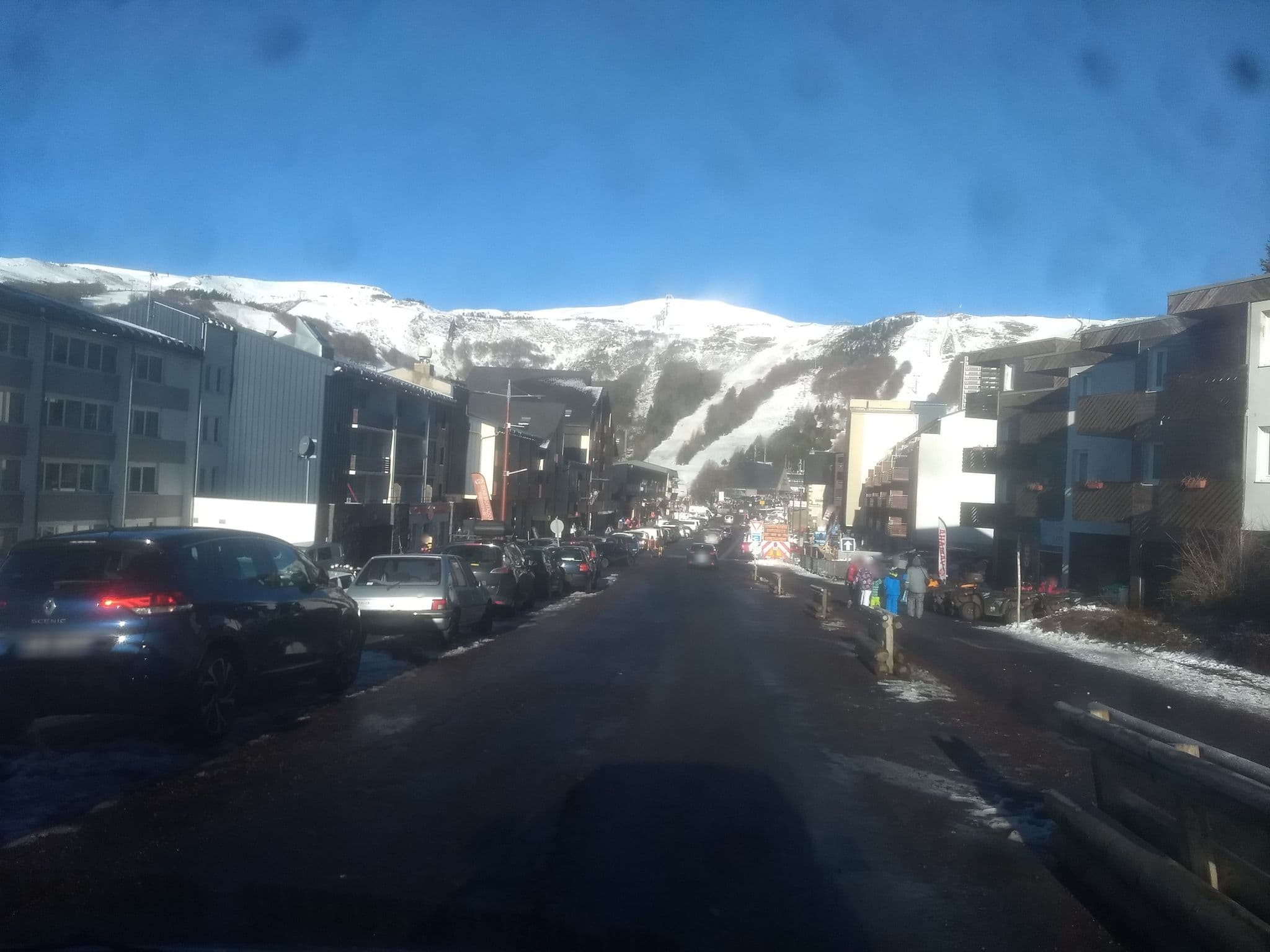 Street view near Hôtel Gergovia, Besse-et-Saint-Anastaise — © kritic (CC BY-SA · Mapillary)