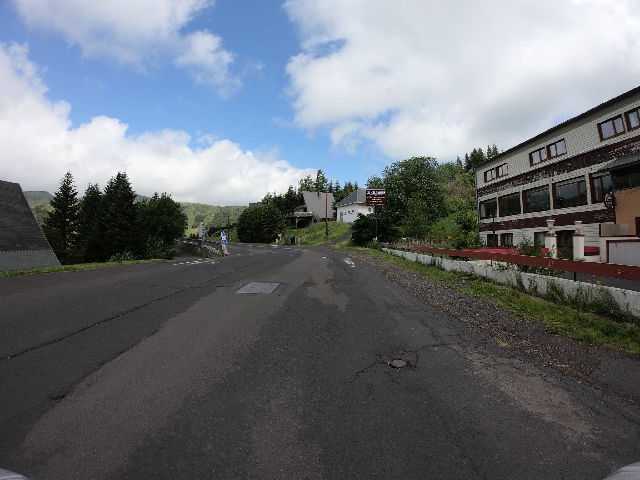 Street view near Le chamois, Besse-et-Saint-Anastaise — © joostjakob (CC BY-SA · Mapillary)