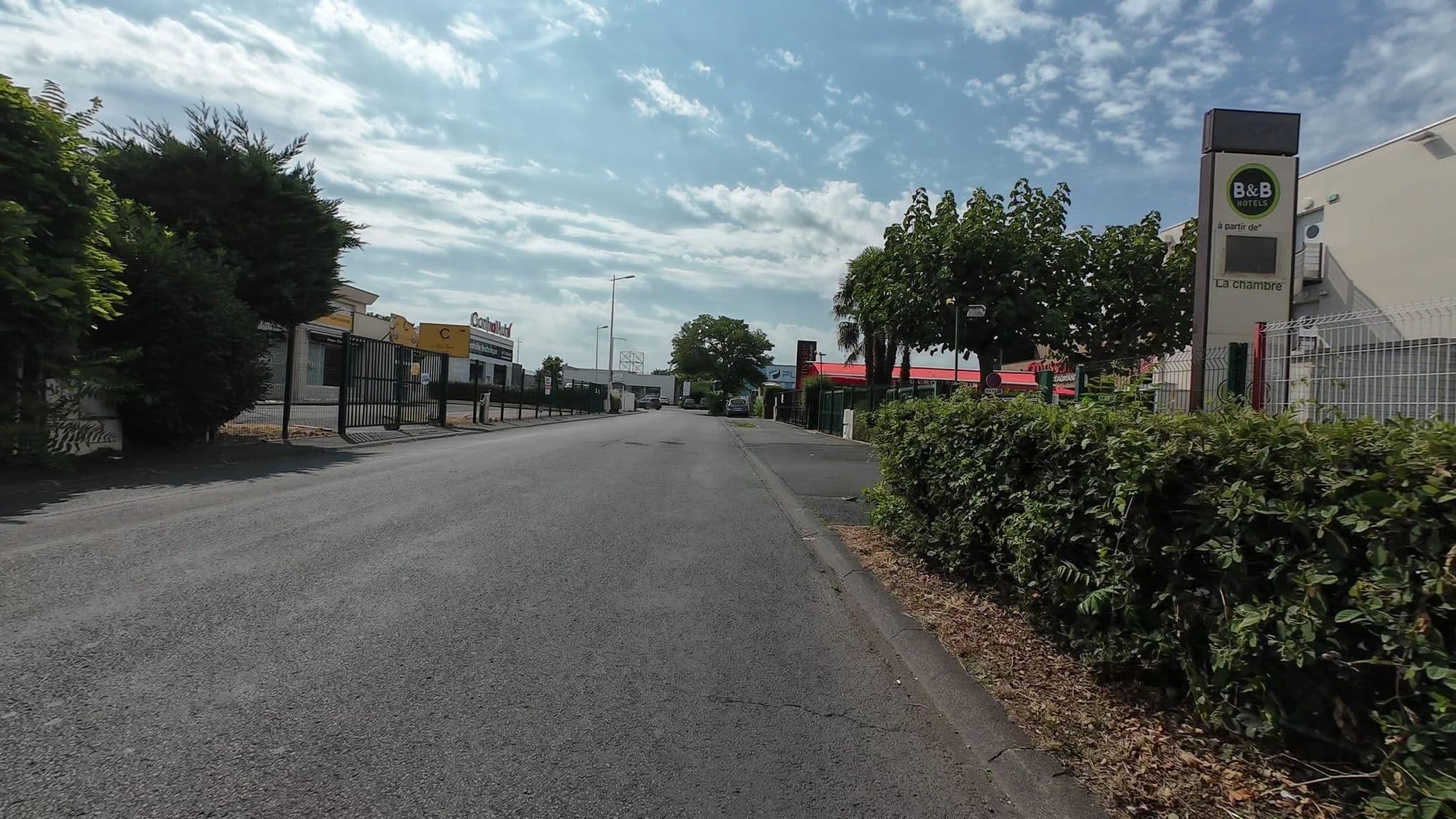 Street view near B&B HOTEL, Pérignat-lès-Sarliève — © user-3965077544 (CC BY-SA · Mapillary)
