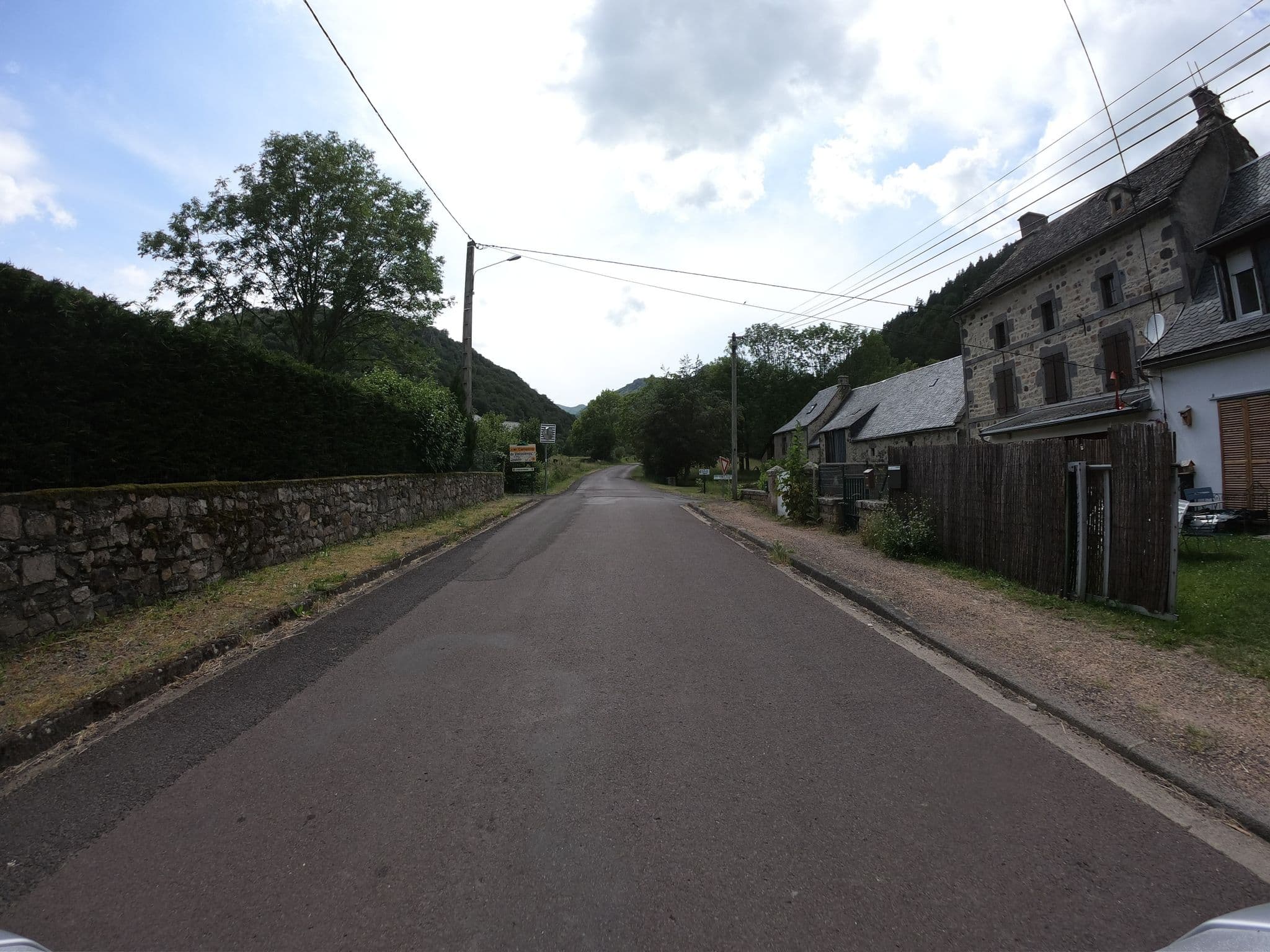 Street view near Le Relais de Voissières, Besse-et-Saint-Anastaise — © joostjakob (CC BY-SA · Mapillary)
