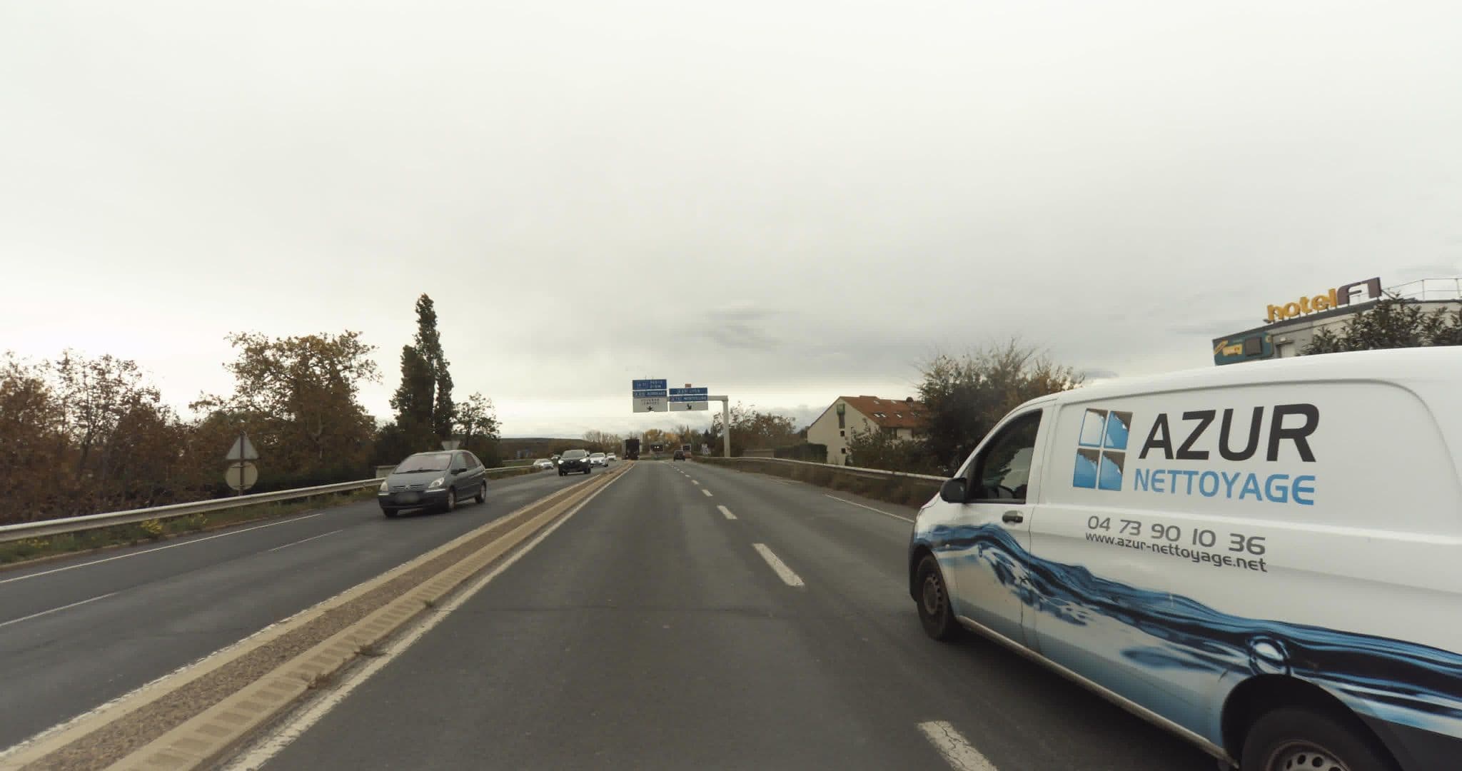 Street view near Hôtel Kyriad Aéroport, Aulnat — © sogefi (CC BY-SA · Mapillary)