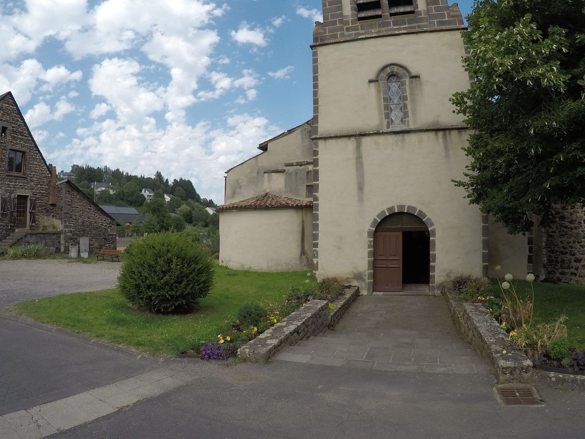 Street view near Au Vieux Logis, Aydat — © xdu (CC BY-SA · Mapillary)