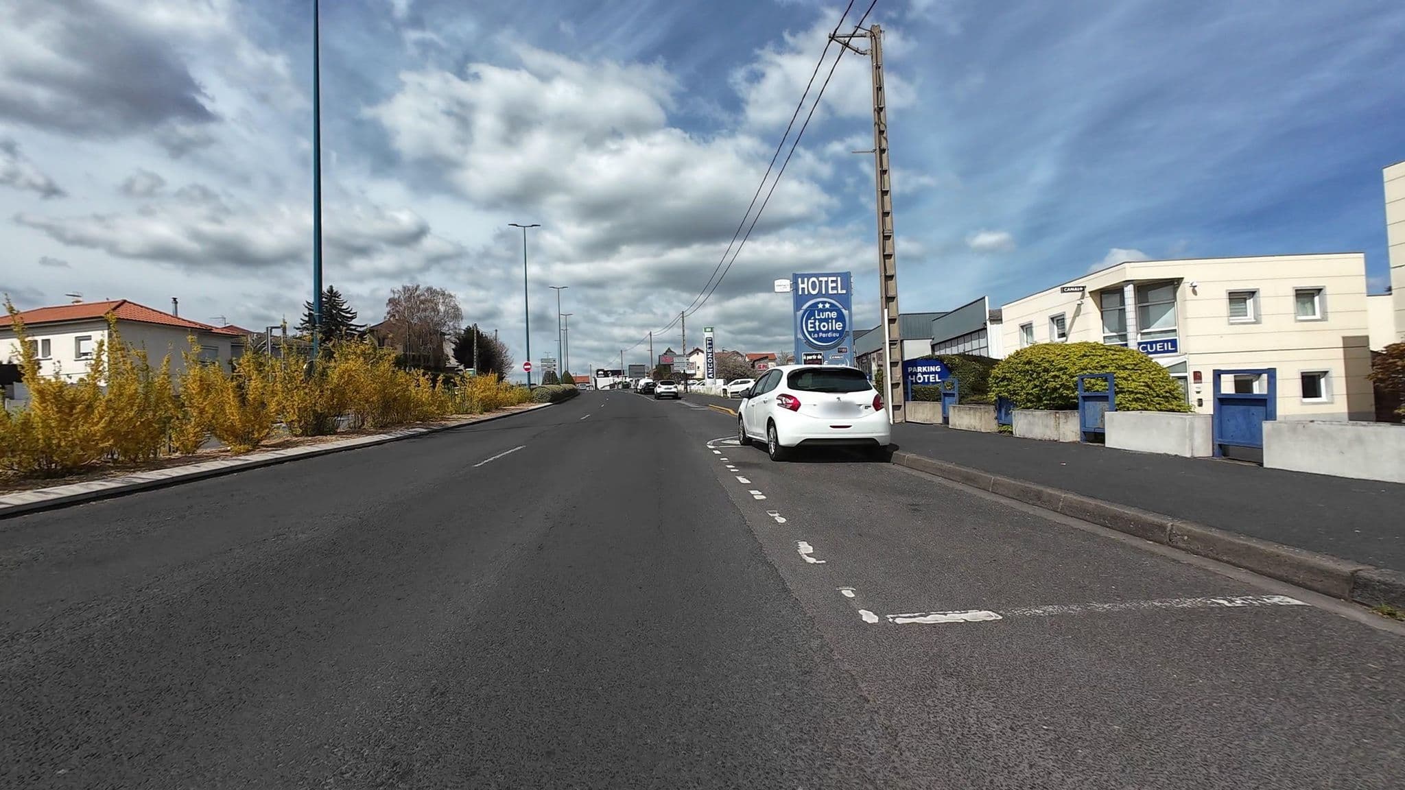 Street view near Clerhotel, Aubière — © user-3965077544 (CC BY-SA · Mapillary)