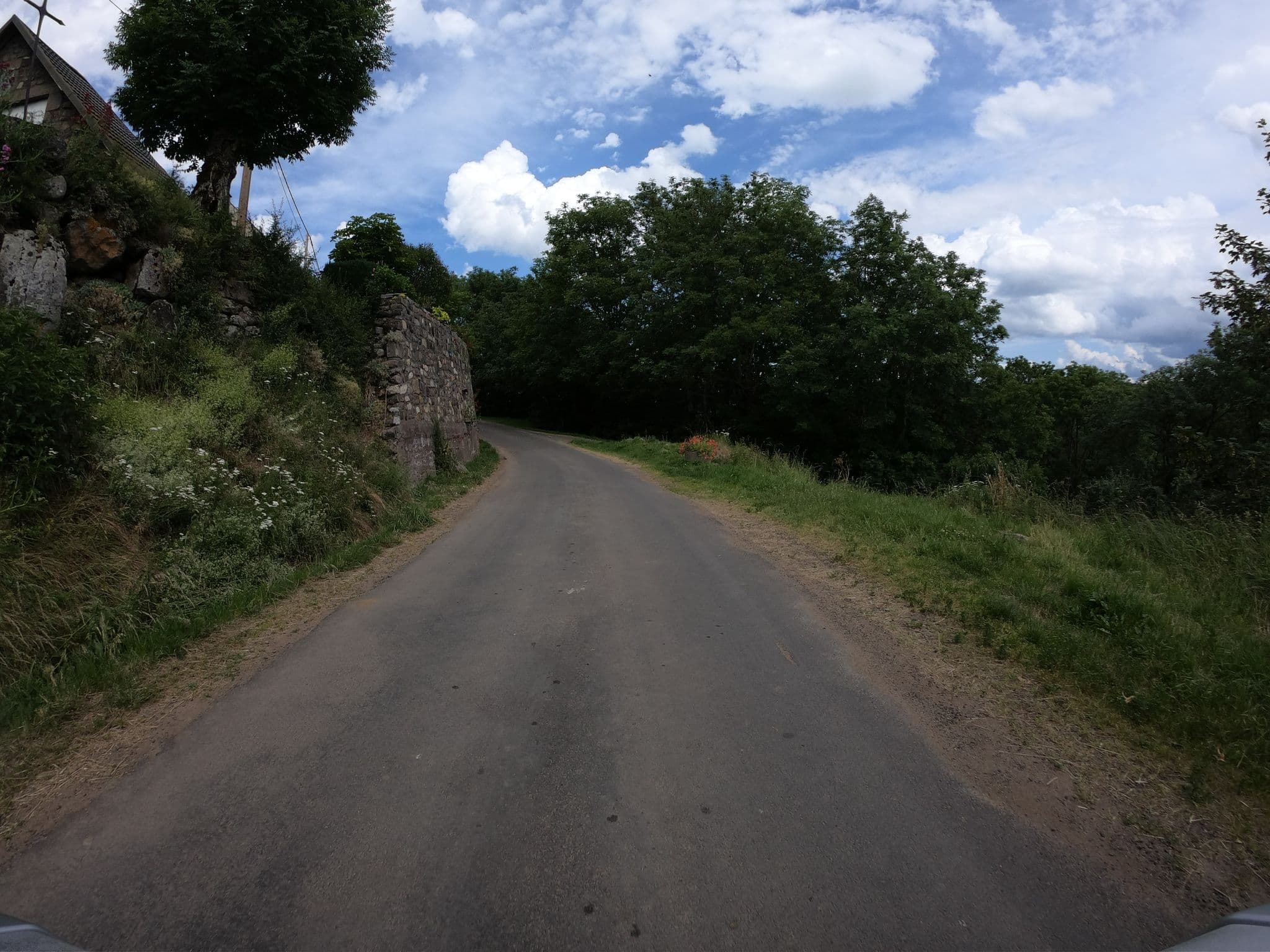 Street view near Les Chalets du Lac Chambon, Besse-et-Saint-Anastaise — © joostjakob (CC BY-SA · Mapillary)