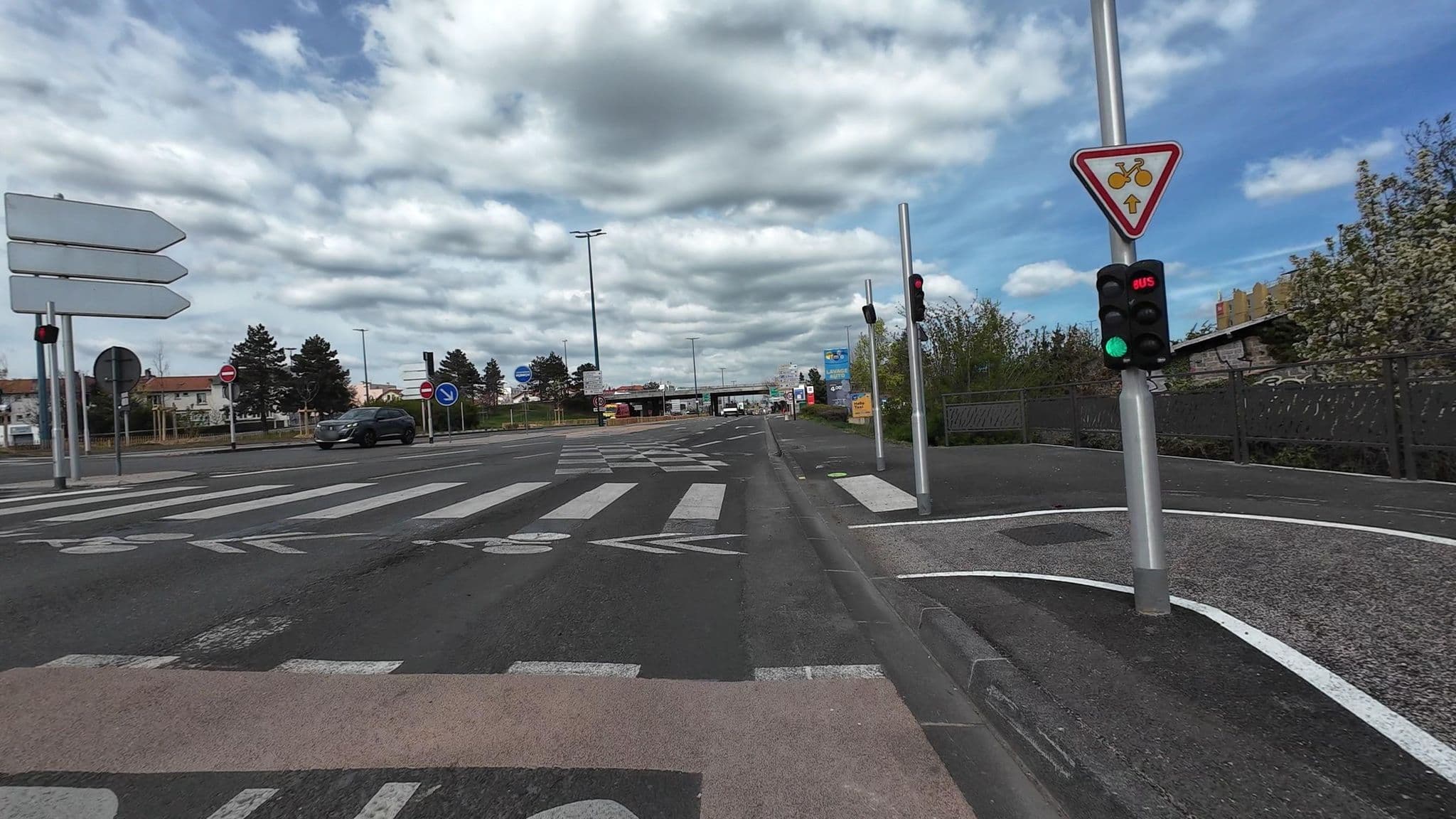 Street view near Hôtel Ibis Herbet, Clermont-Ferrand — © user-3965077544 (CC BY-SA · Mapillary)