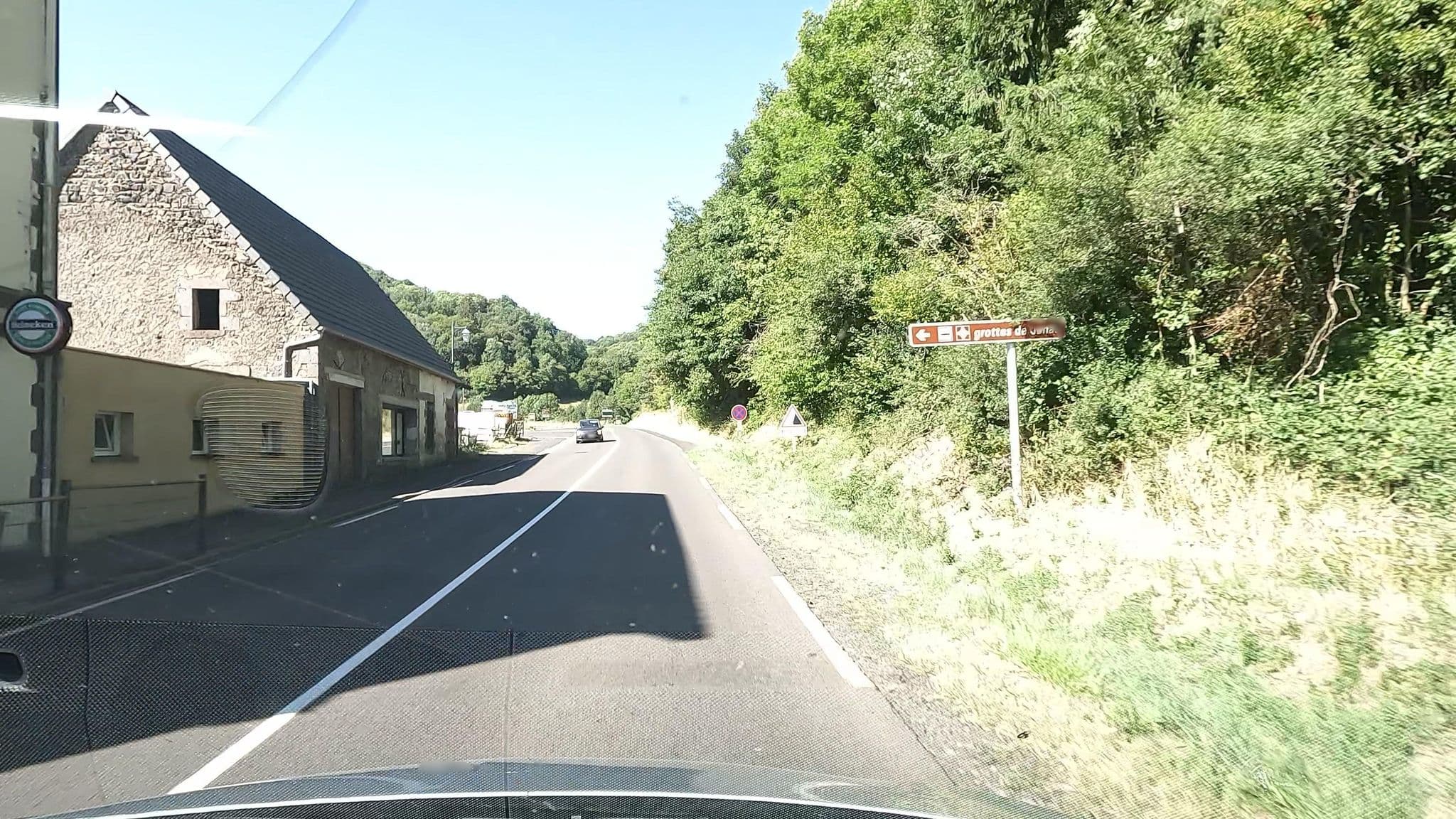 Street view near Hôtel Restaurant Jonas-Grill, Besse-et-Saint-Anastaise — © vinisa (CC BY-SA · Mapillary)