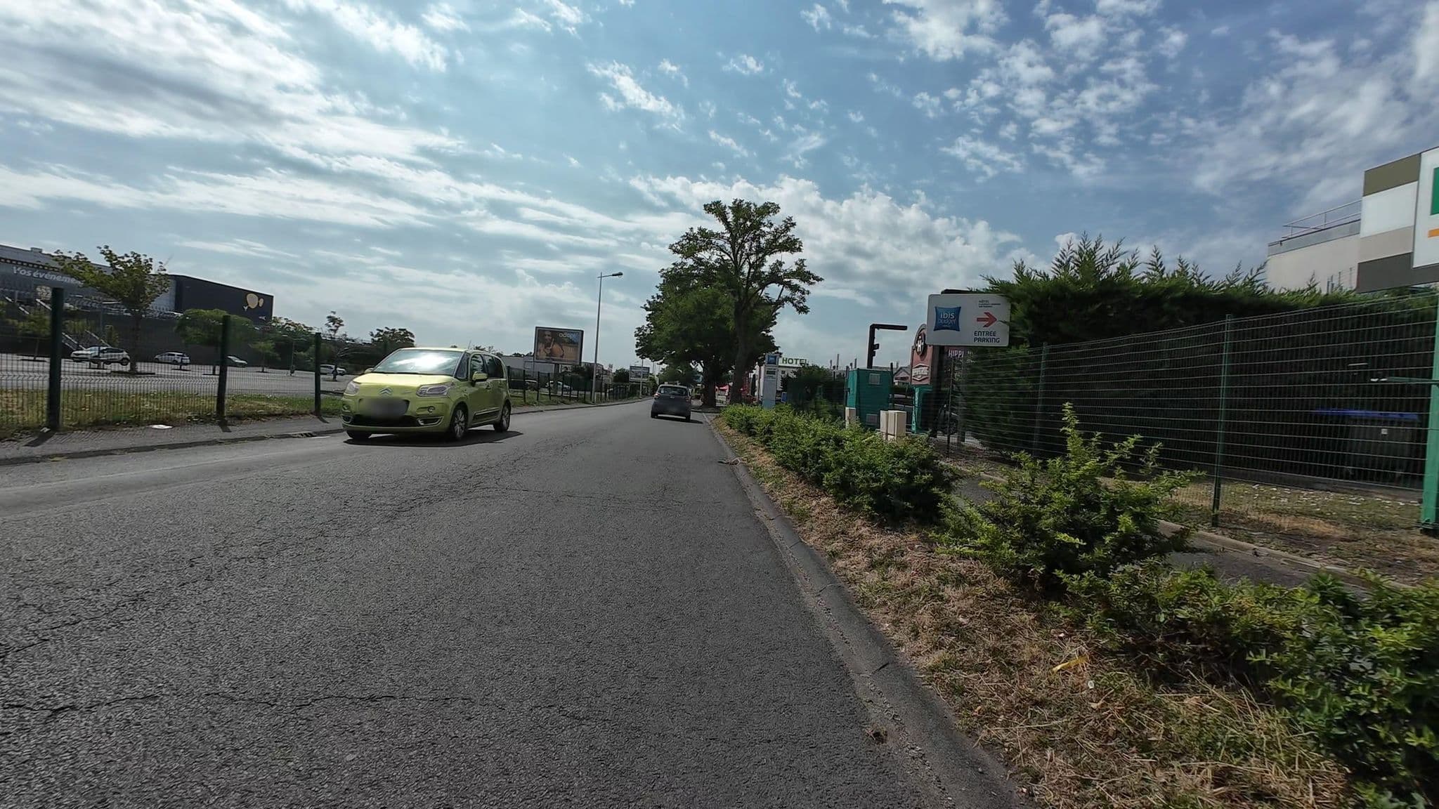 Street view near Etap Hôtel, Pérignat-lès-Sarliève — © user-3965077544 (CC BY-SA · Mapillary)