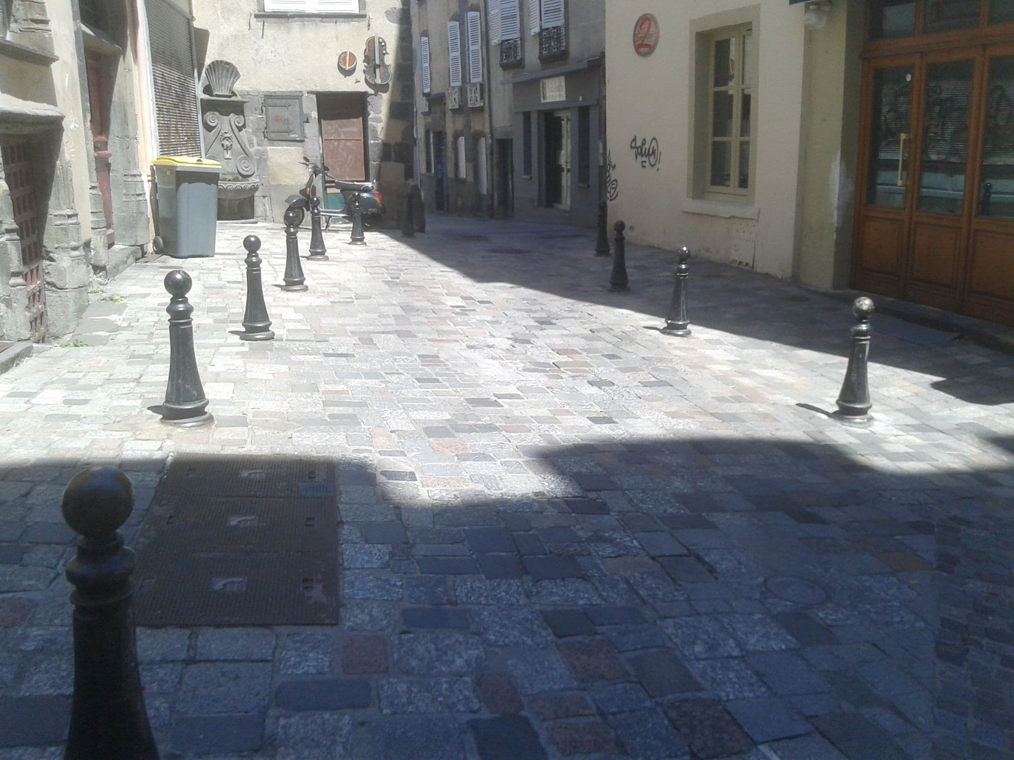 Street view near Chez Maud et Jc, Clermont-Ferrand — © pmz (CC BY-SA · Mapillary)