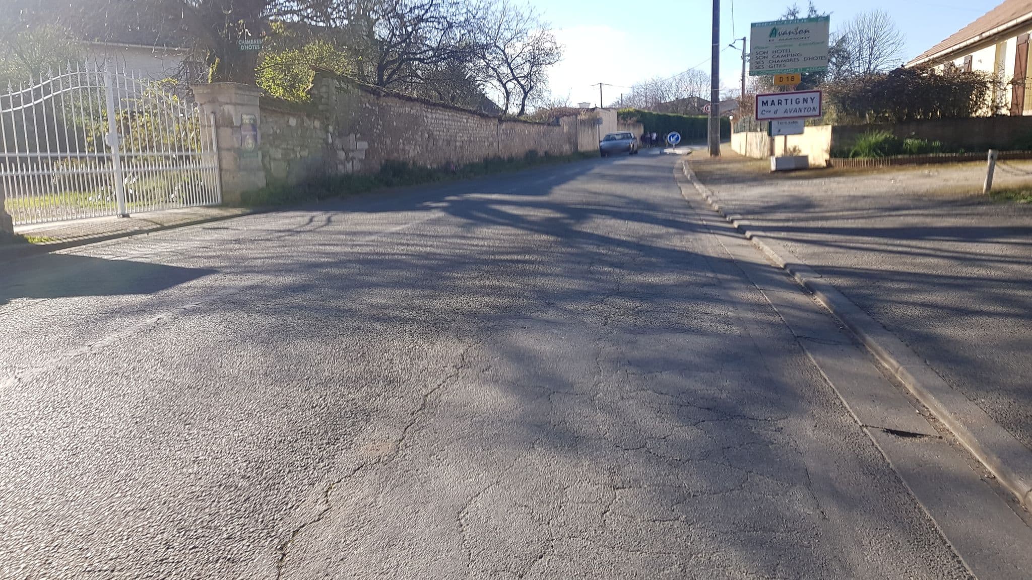 Street view near La Ferme du Chateau de Martigny, Avanton — © dmaille (CC BY-SA · Mapillary)