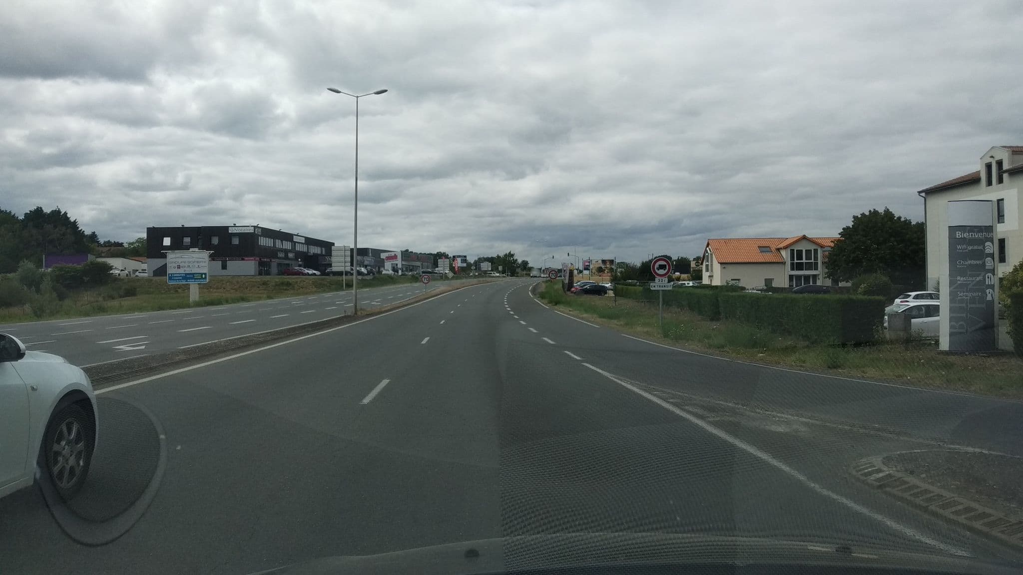 Street view near Kyriad Poitiers Sud, Biard — © jaclavi (CC BY-SA · Mapillary)