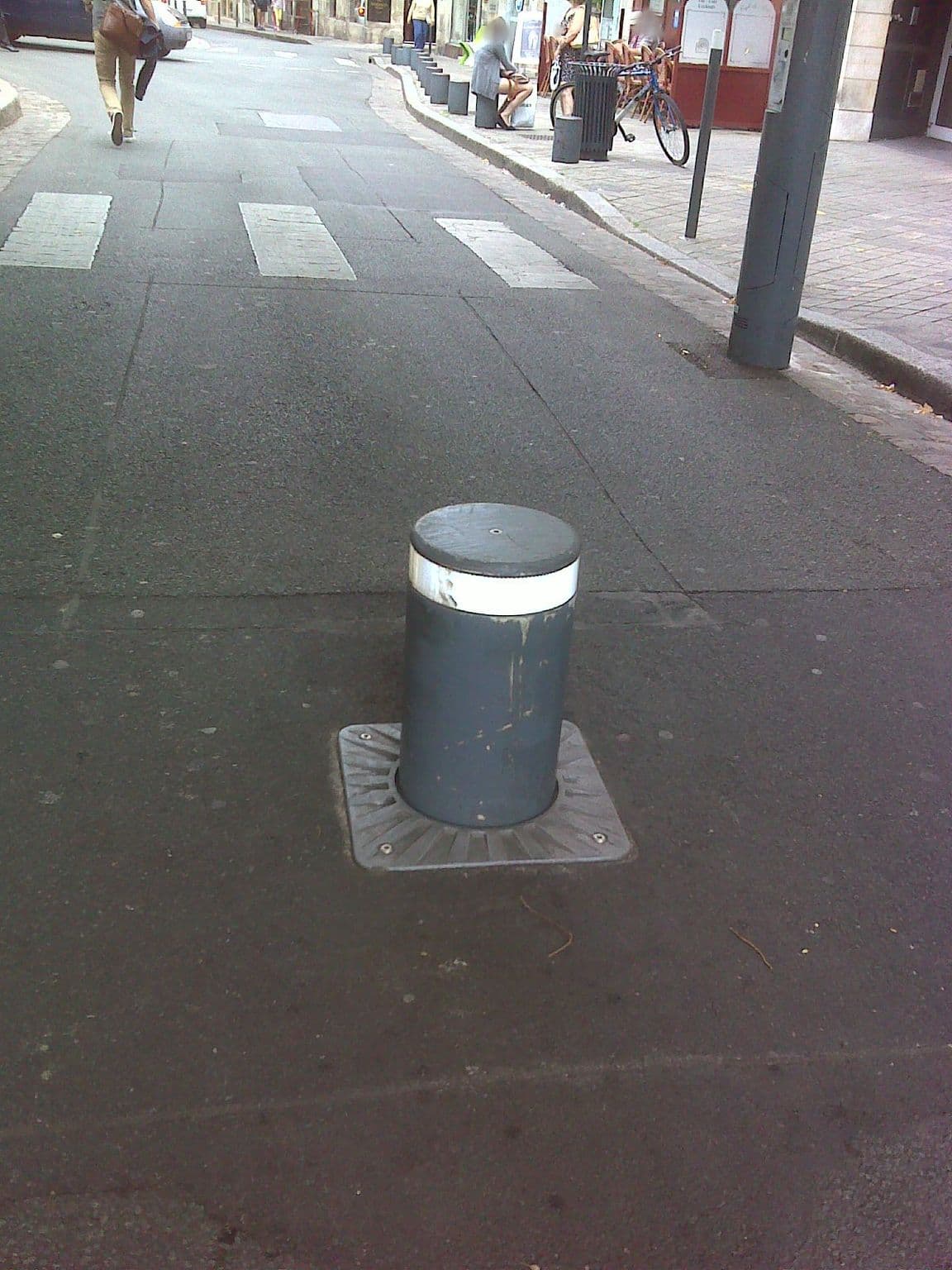 Street view near Les Appartements Notre Dame, Poitiers — © bernardvoyageur (CC BY-SA · Mapillary)