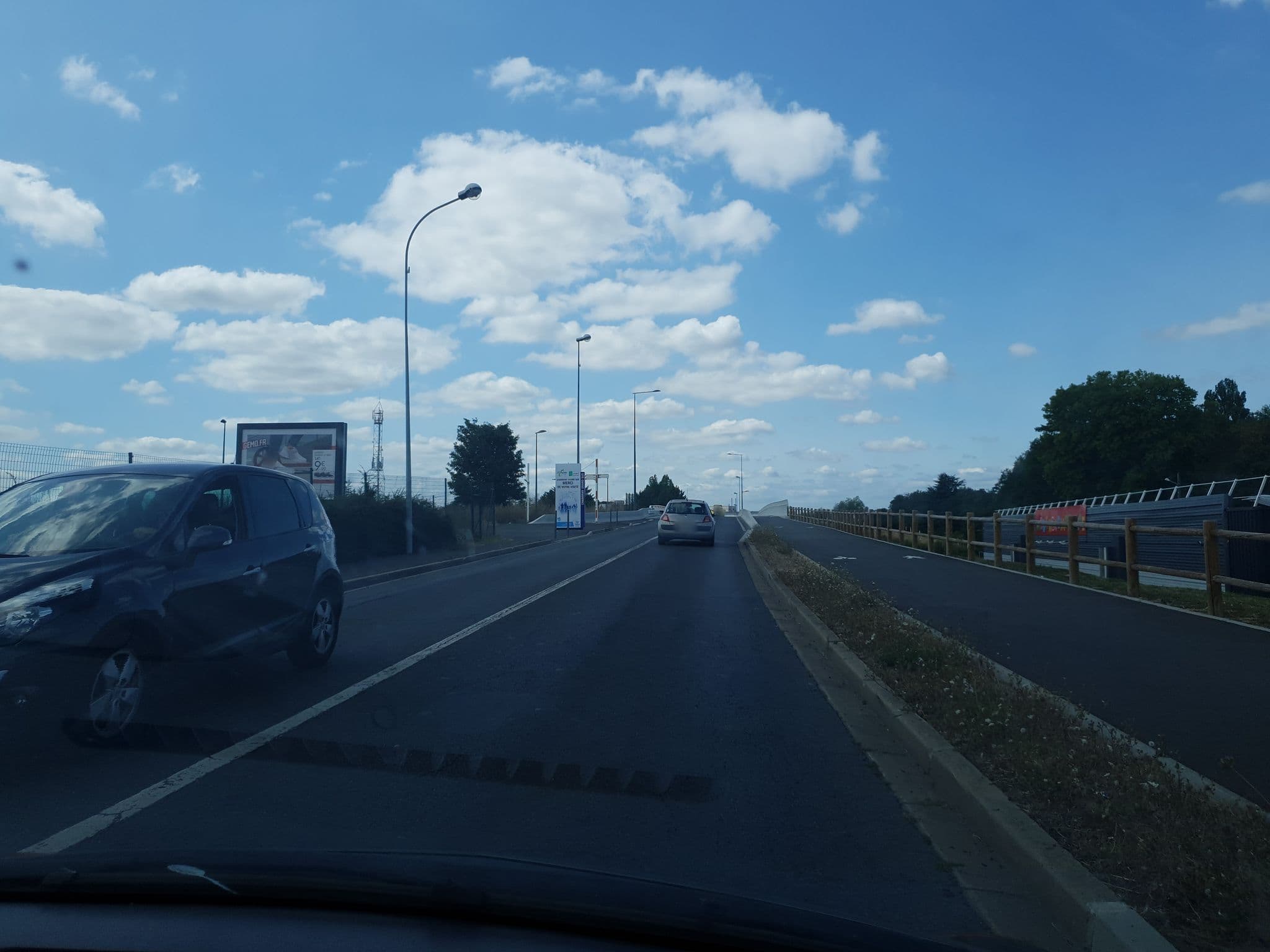 Street view near Hôtel Formule 1, Chambray-lès-Tours — © mattboll (CC BY-SA · Mapillary)