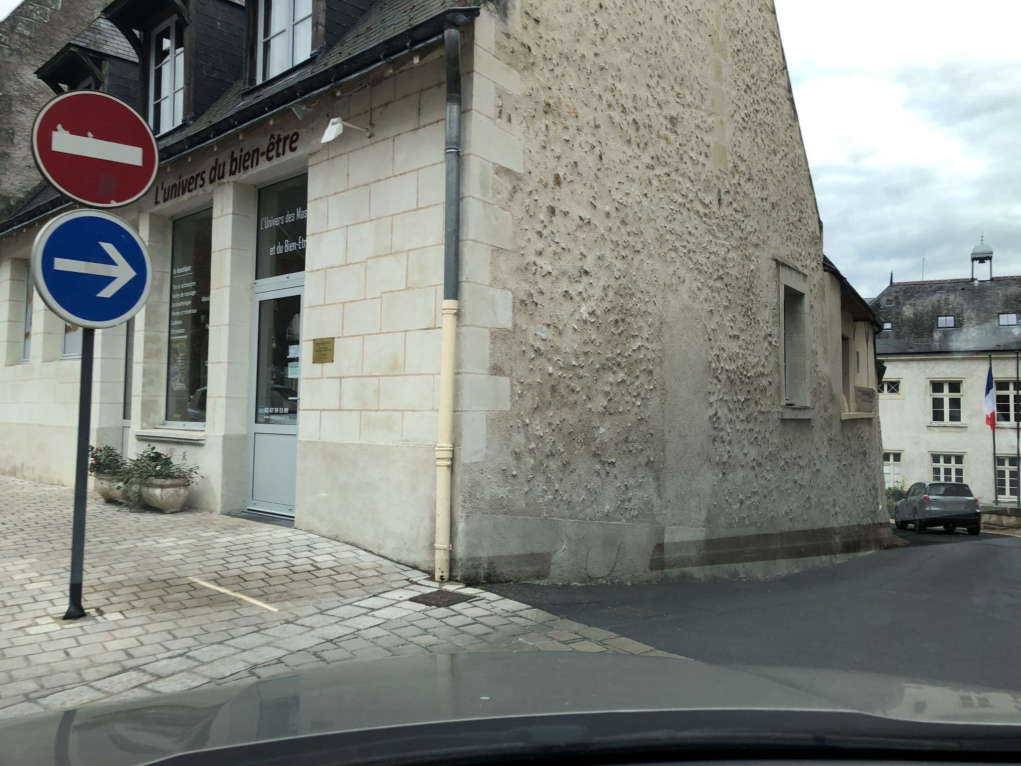 Street view near Hostellerie du Château de Luynes, Luynes — © cyrille37 (CC BY-SA · Mapillary)