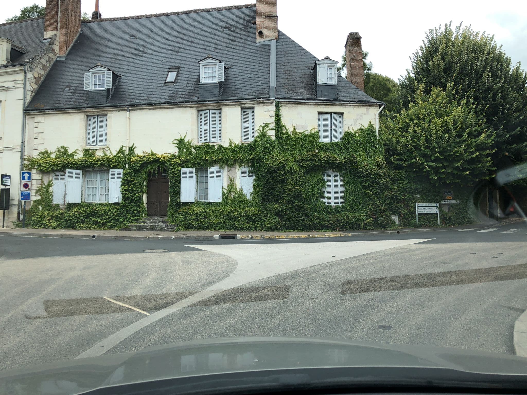 Street view near Auberge De Luynes, Luynes — © cyrille37 (CC BY-SA · Mapillary)