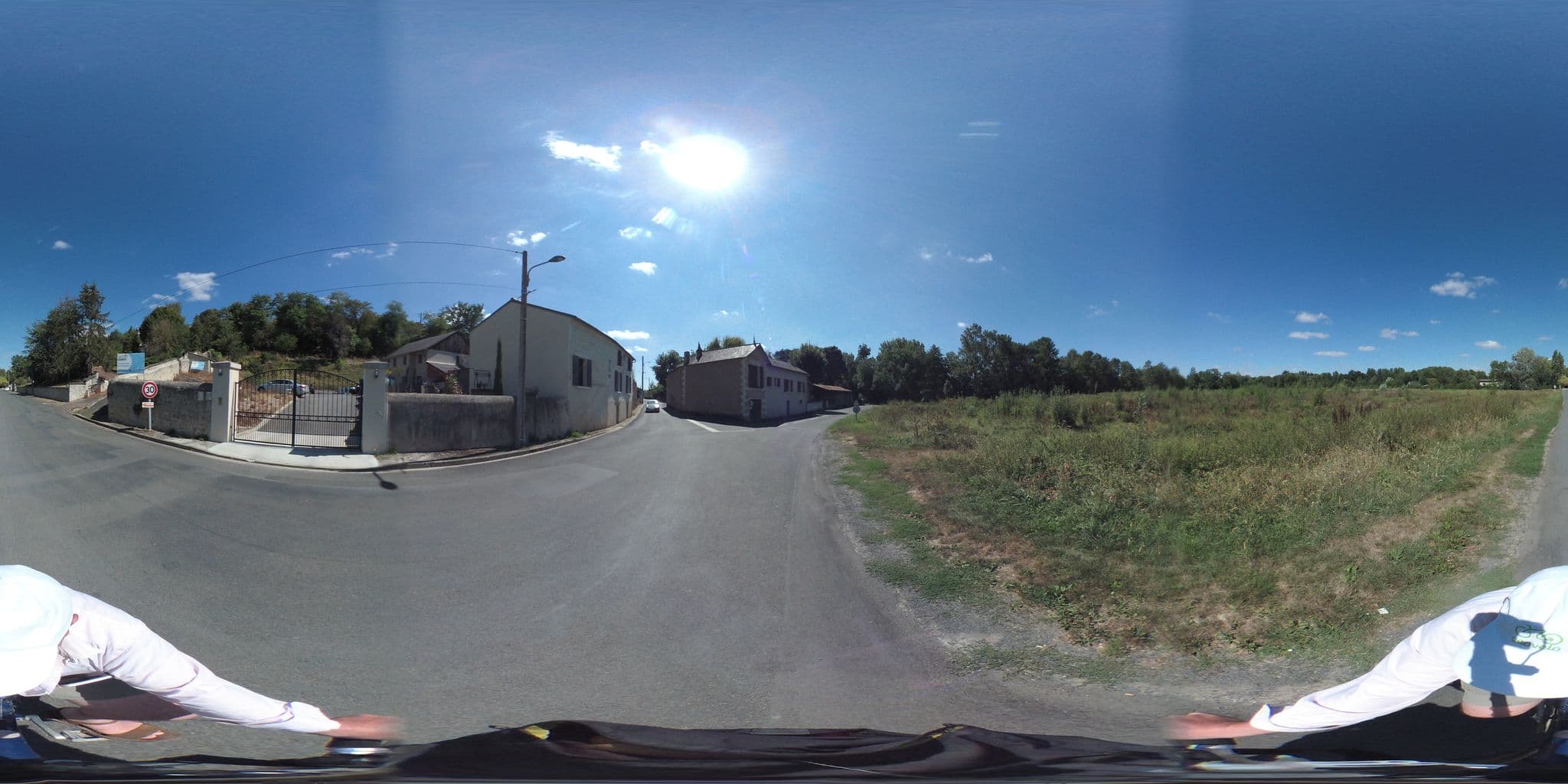Street view near Gîtes des Nobis, Montreuil-Bellay — © geovelo (CC BY-SA · Mapillary)