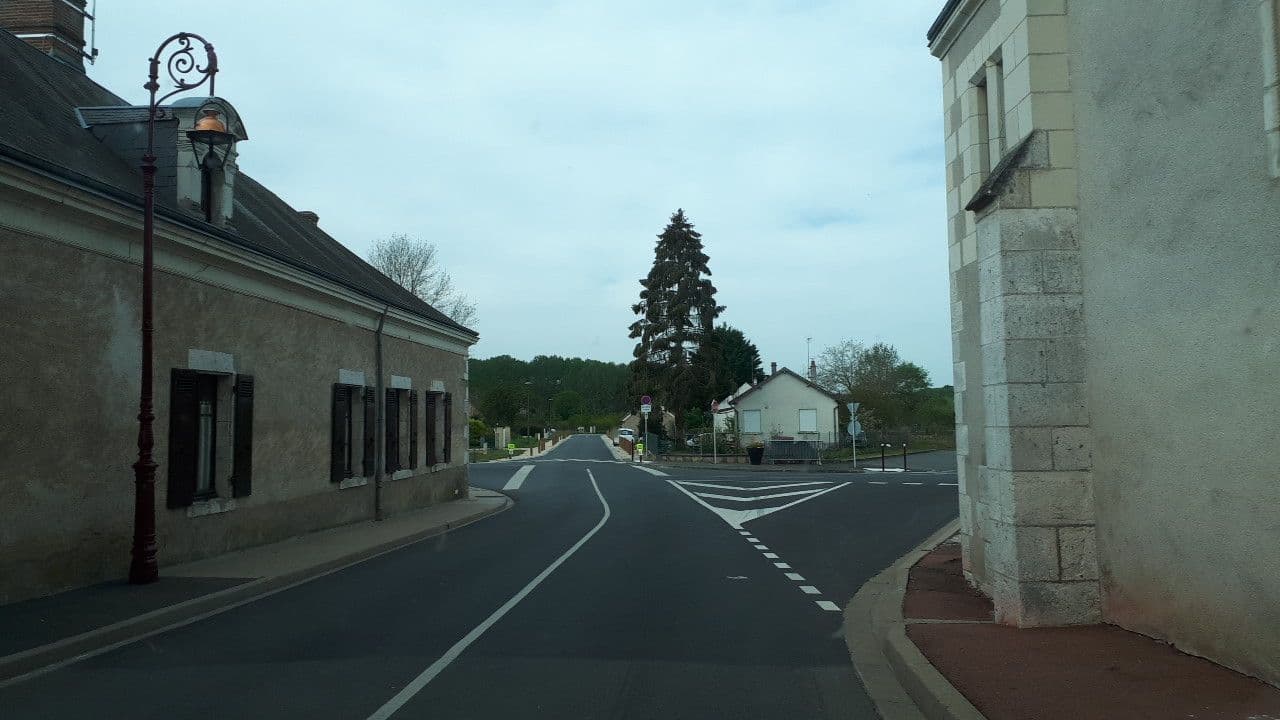 Street view near Le Clos des Rossignols, Saint-Romain-sur-Cher — © lluc (CC BY-SA · Mapillary)