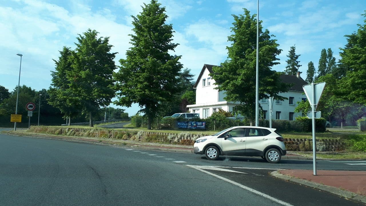 Street view near Soft Hotel, Château-Renault — © lluc (CC BY-SA · Mapillary)