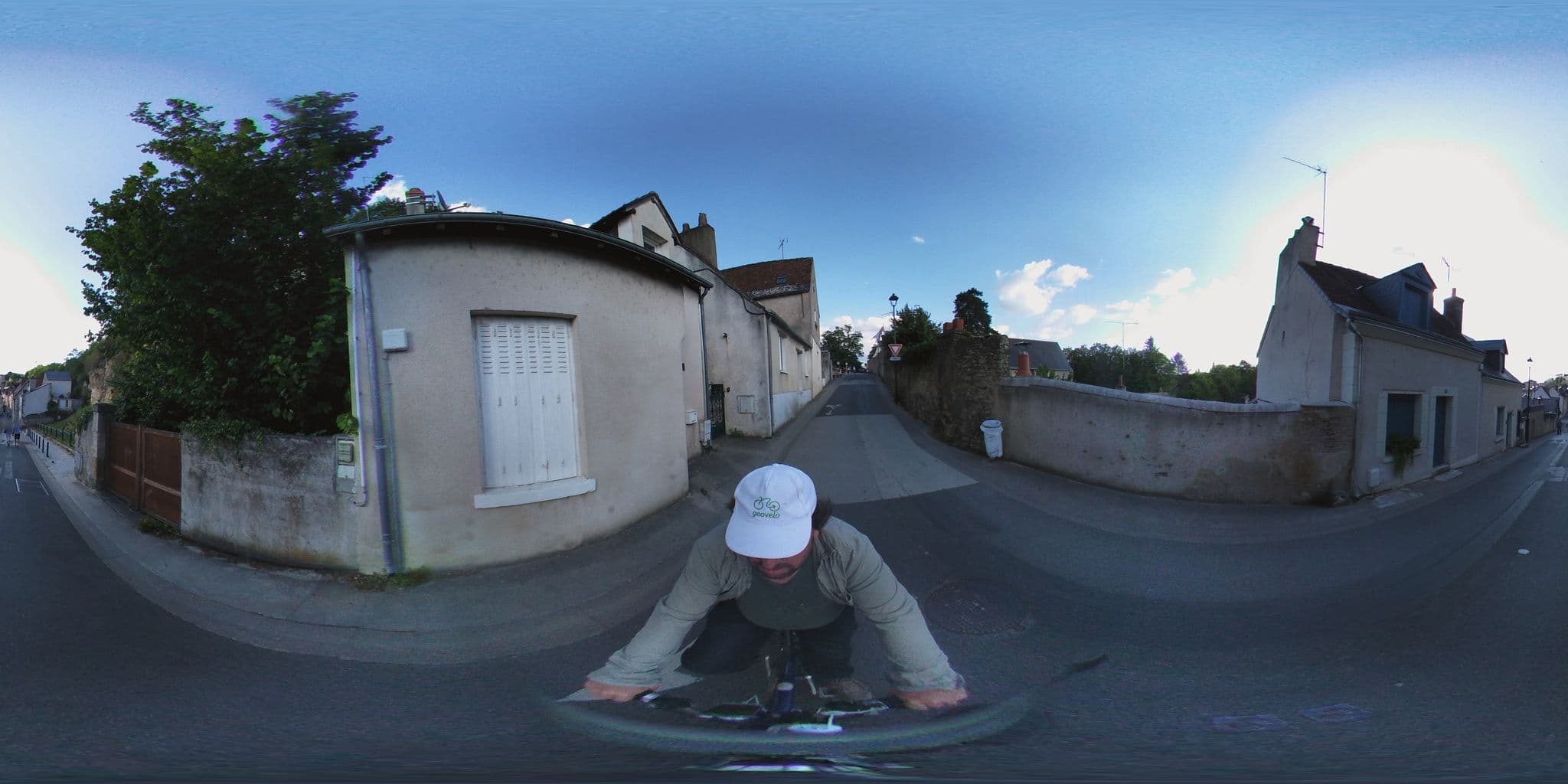 Street view near Le Balcon de Leonard, Amboise — © geovelo (CC BY-SA · Mapillary)