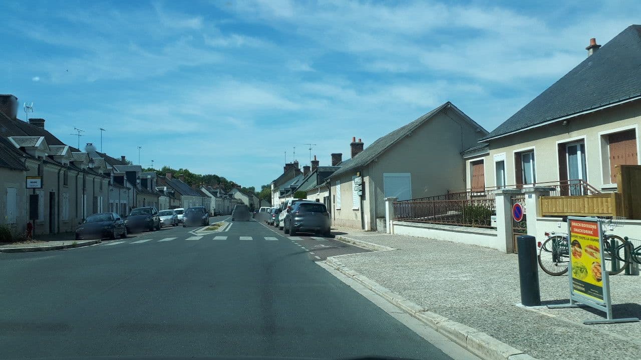 Street view near L'auberge Du Centre, Chitenay — © lluc (CC BY-SA · Mapillary)