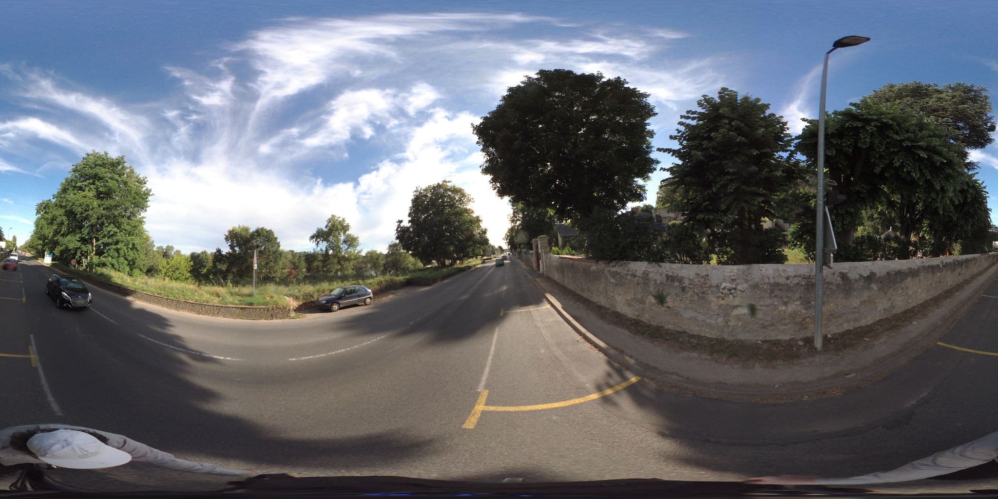 Street view near Le clos des cèdres, Rochecorbon — © geovelo (CC BY-SA · Mapillary)