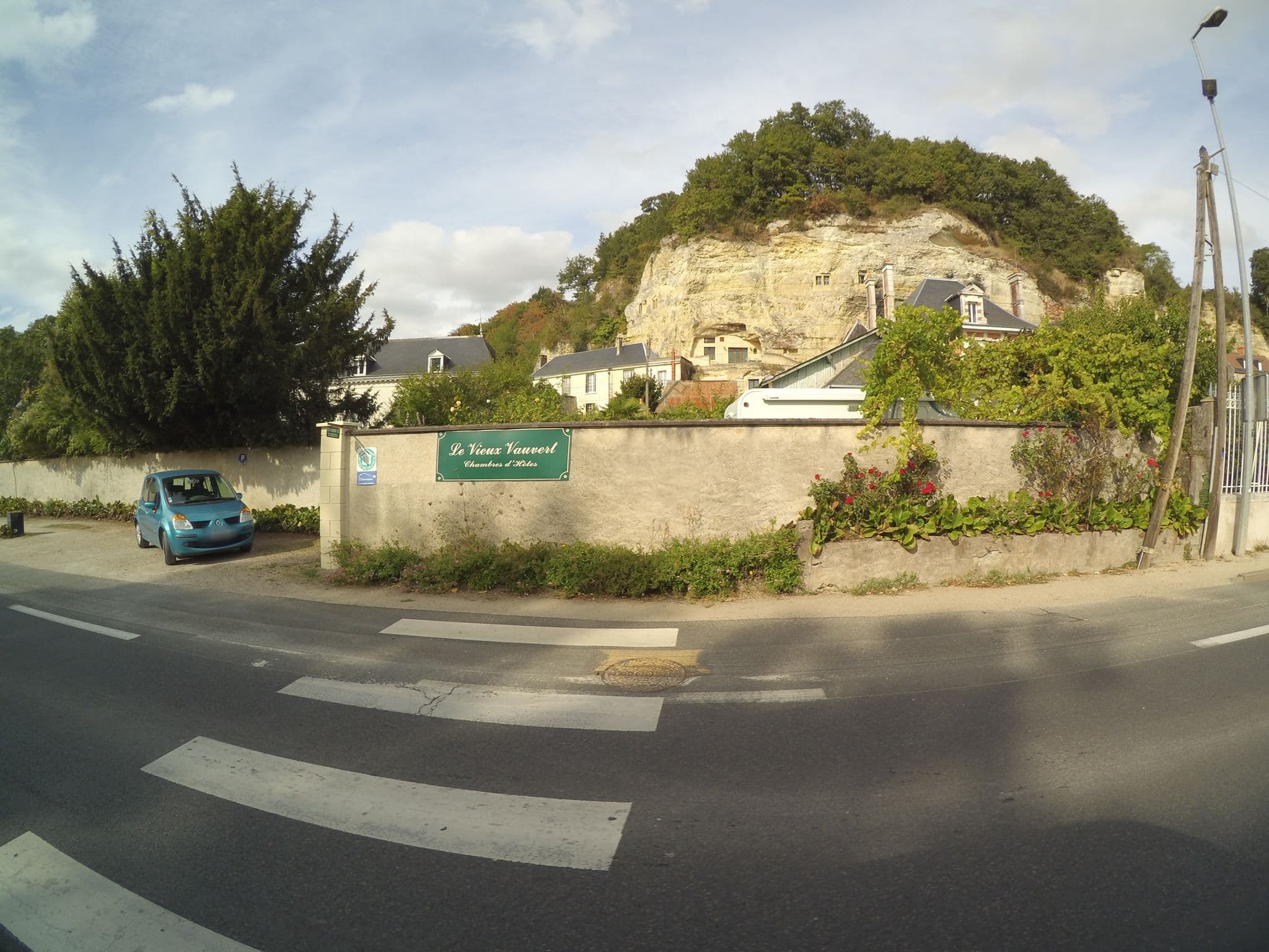Street view near Le Vieux Vauvert - Chanbres d'Hotes, Rochecorbon — © stephanep (CC BY-SA · Mapillary)