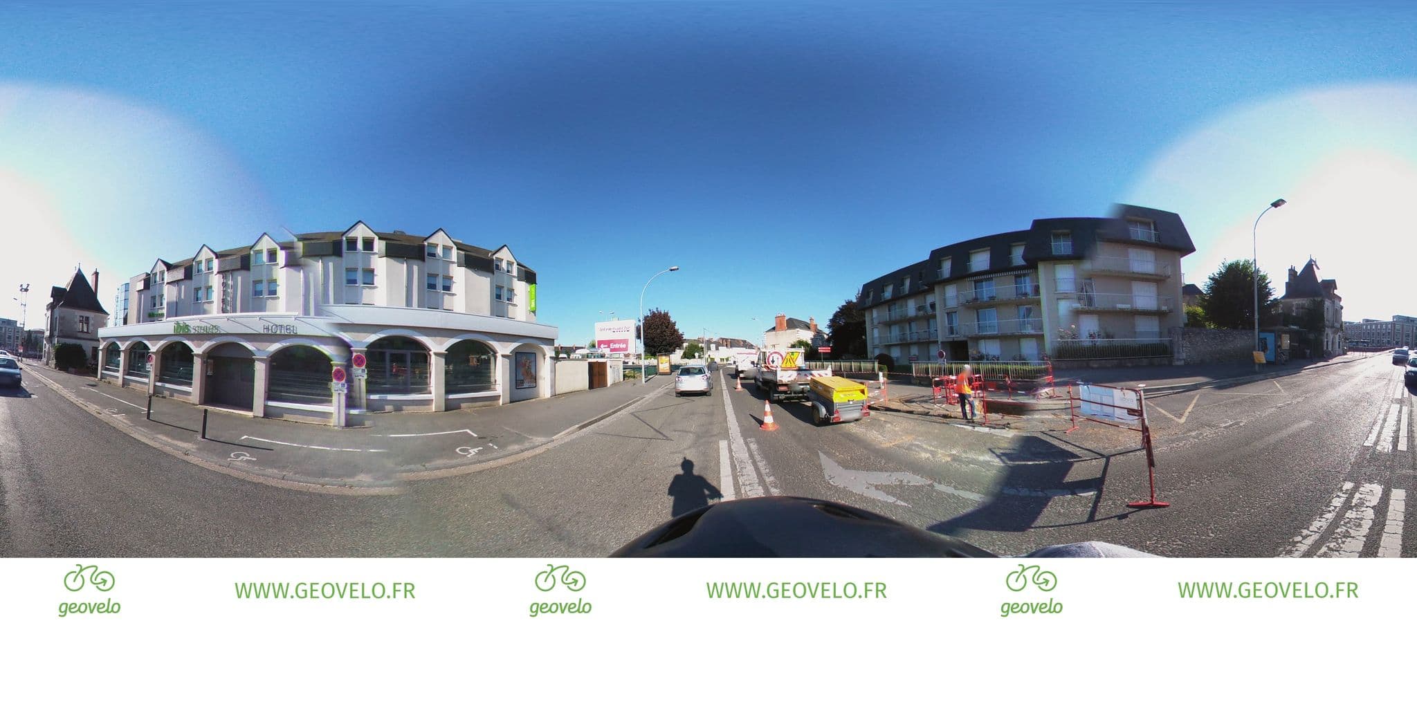 Street view near Relais de l'Octroi Hôtel Blois, Blois — © simon_geovelo (CC BY-SA · Mapillary)