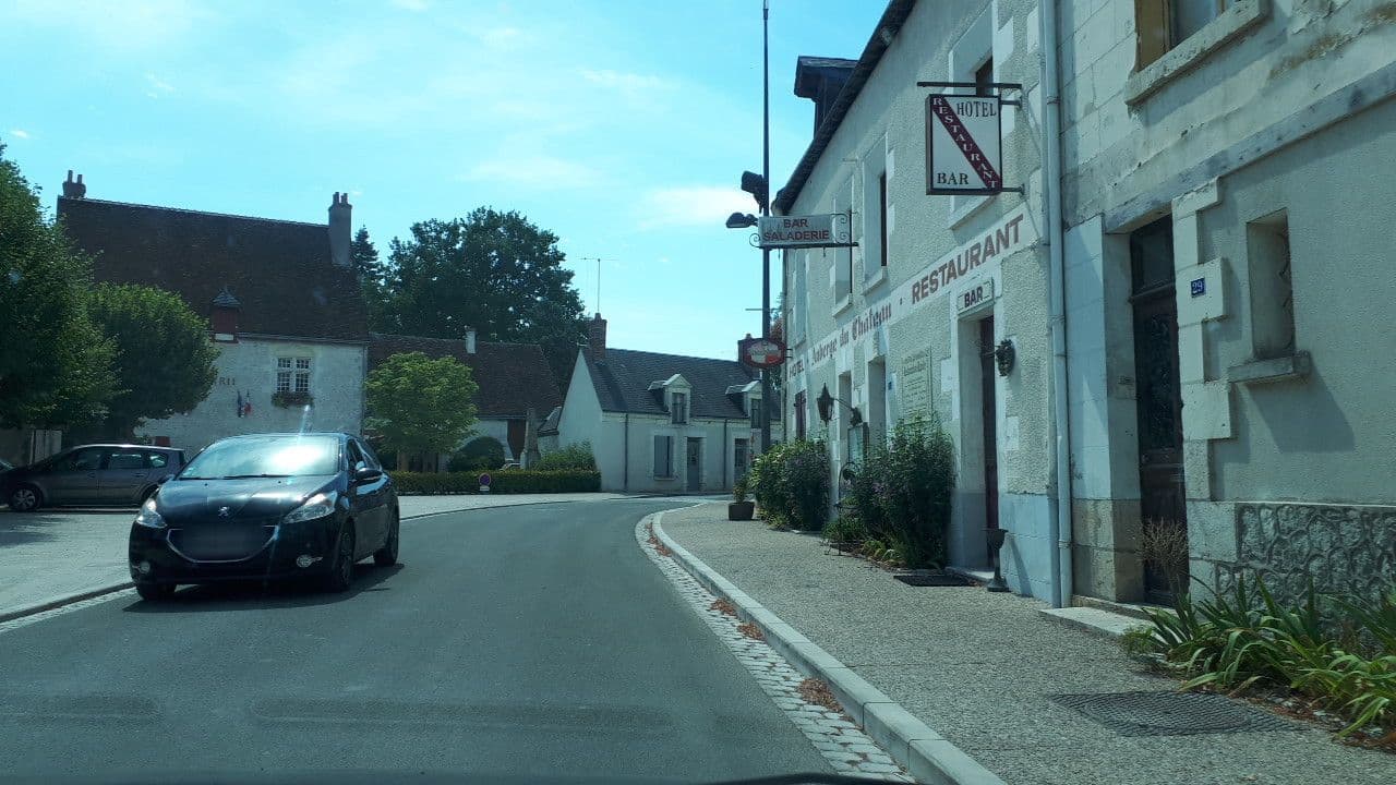 Street view near Auberge du Château, Chitenay — © lluc (CC BY-SA · Mapillary)