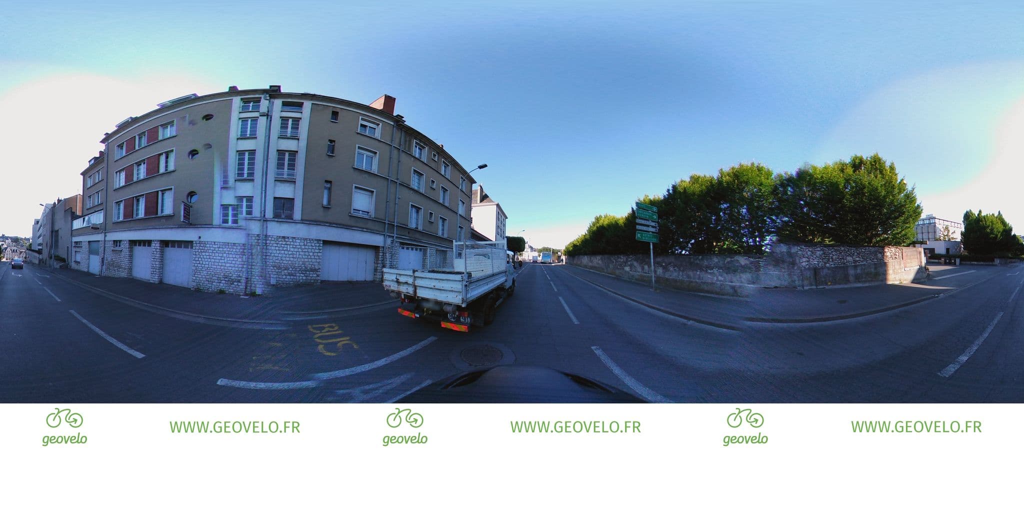 Street view near Hotel Anne de Bretagne, Blois — © simon_geovelo (CC BY-SA · Mapillary)