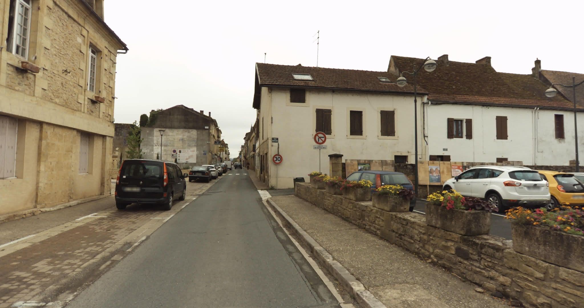 Street view near La Vie est Belle, Lalinde — © sogefi (CC BY-SA · Mapillary)
