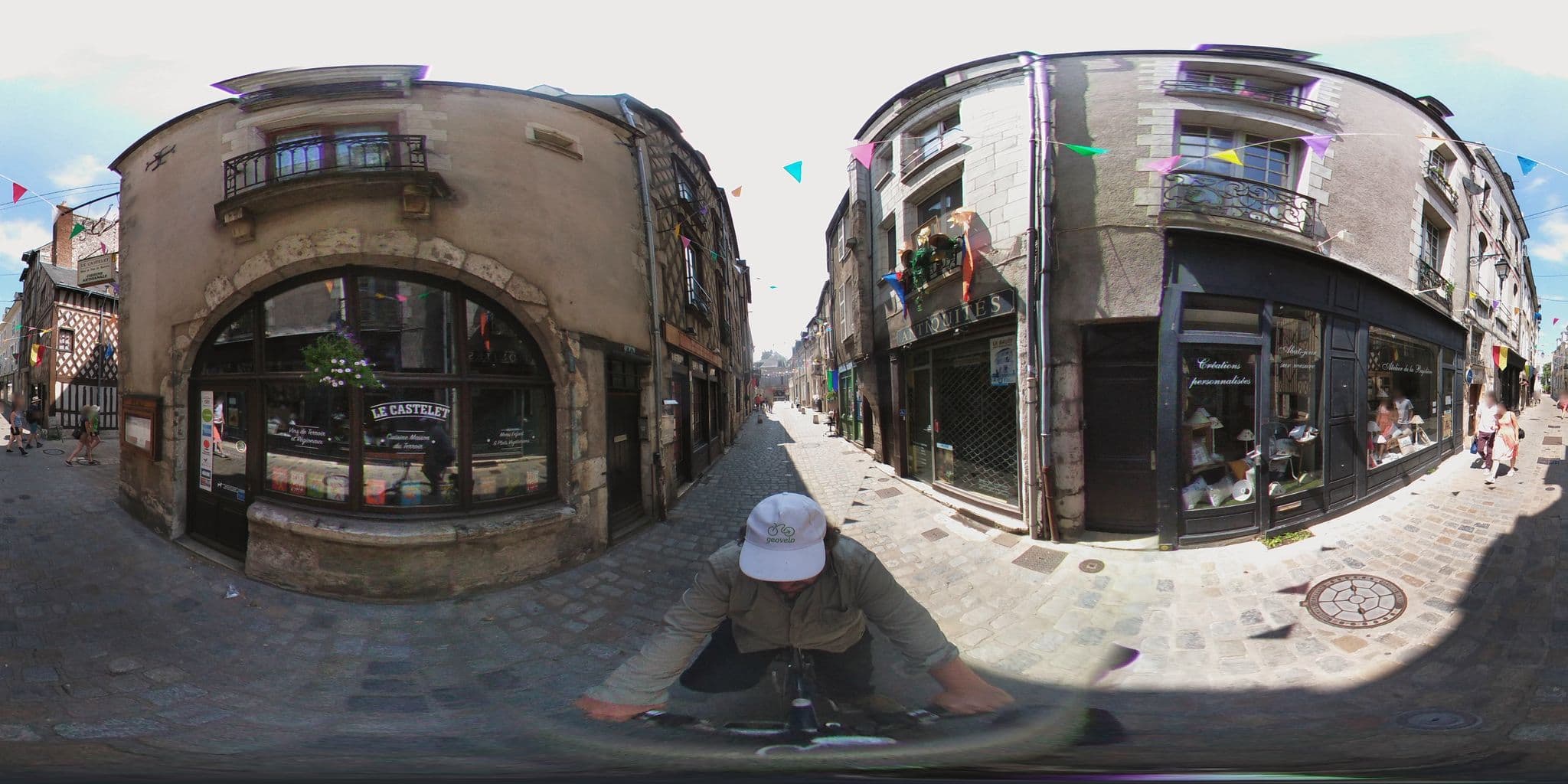 Street view near Loft Industriel Centre Historique, Blois — © geovelo (CC BY-SA · Mapillary)