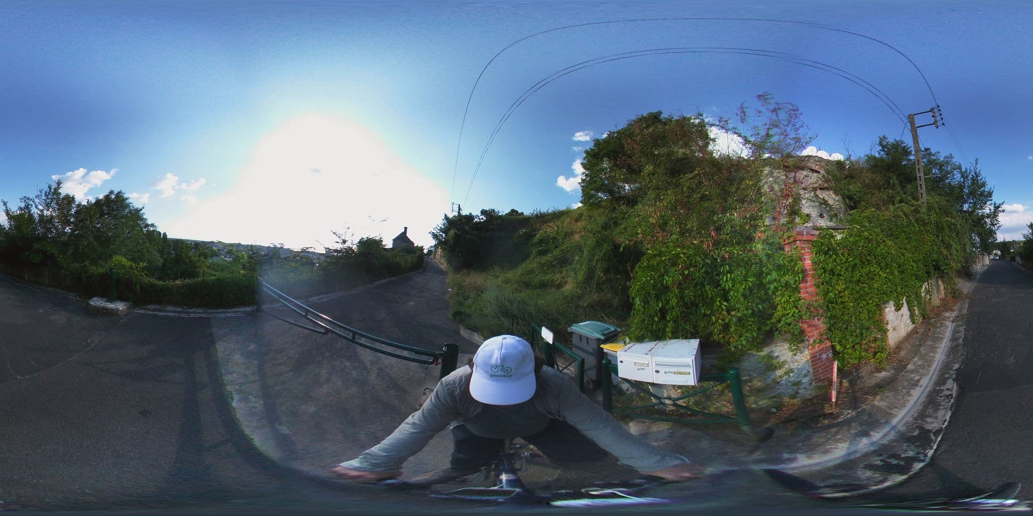 Street view near La Tortue de Leonardo, Amboise — © geovelo (CC BY-SA · Mapillary)